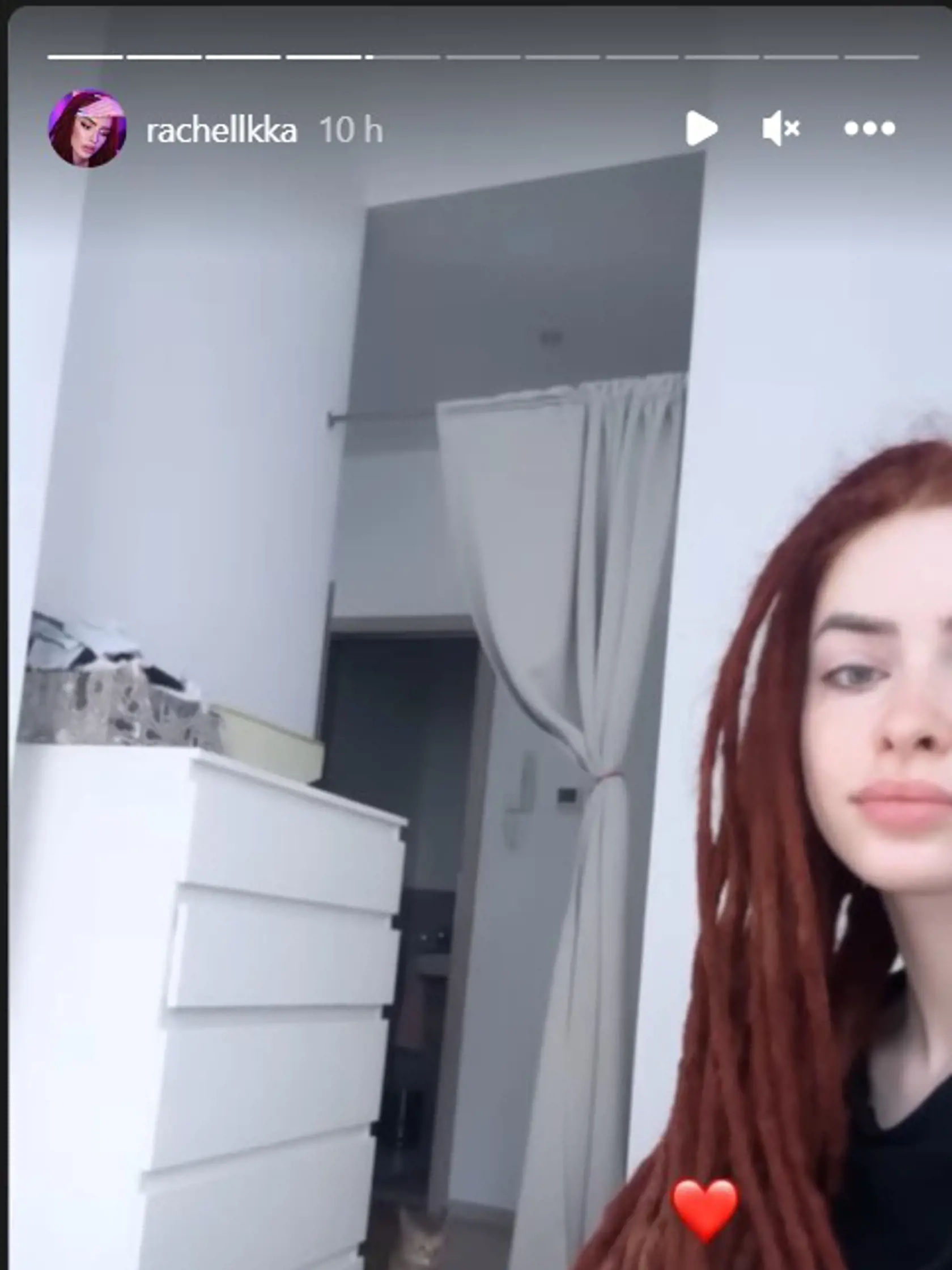 Ráchel sa rozhodla presťahovať, pretože sa v pôvodnom byte, kde zažila násilie, necíti bezpečne.