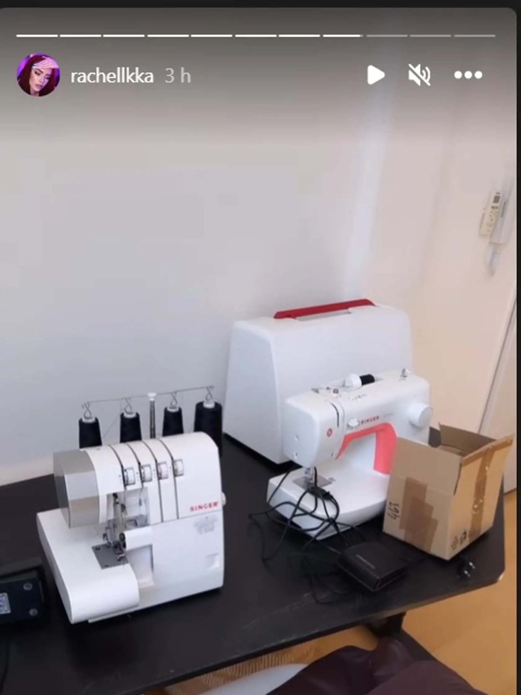 Šikovná influencerka šije a má vlastnú značku oblečenia. Robí aj kurzy šitia. Práve sa zariaďuje v novom byte.