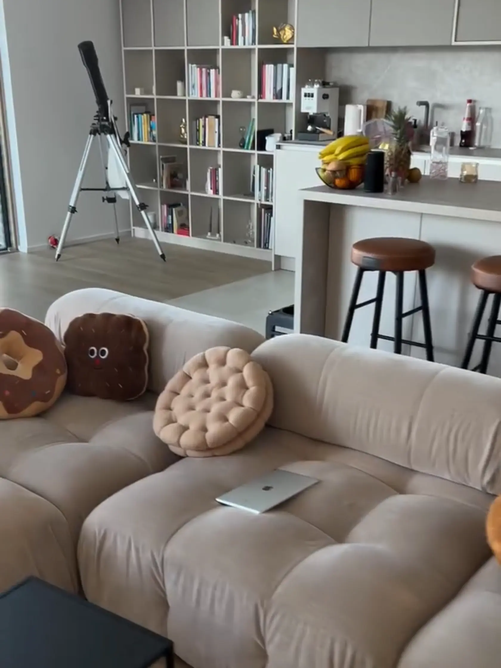 Obývačka prepojená s kuchyňou v dome Diany Hágerovej a Romana Juraška.