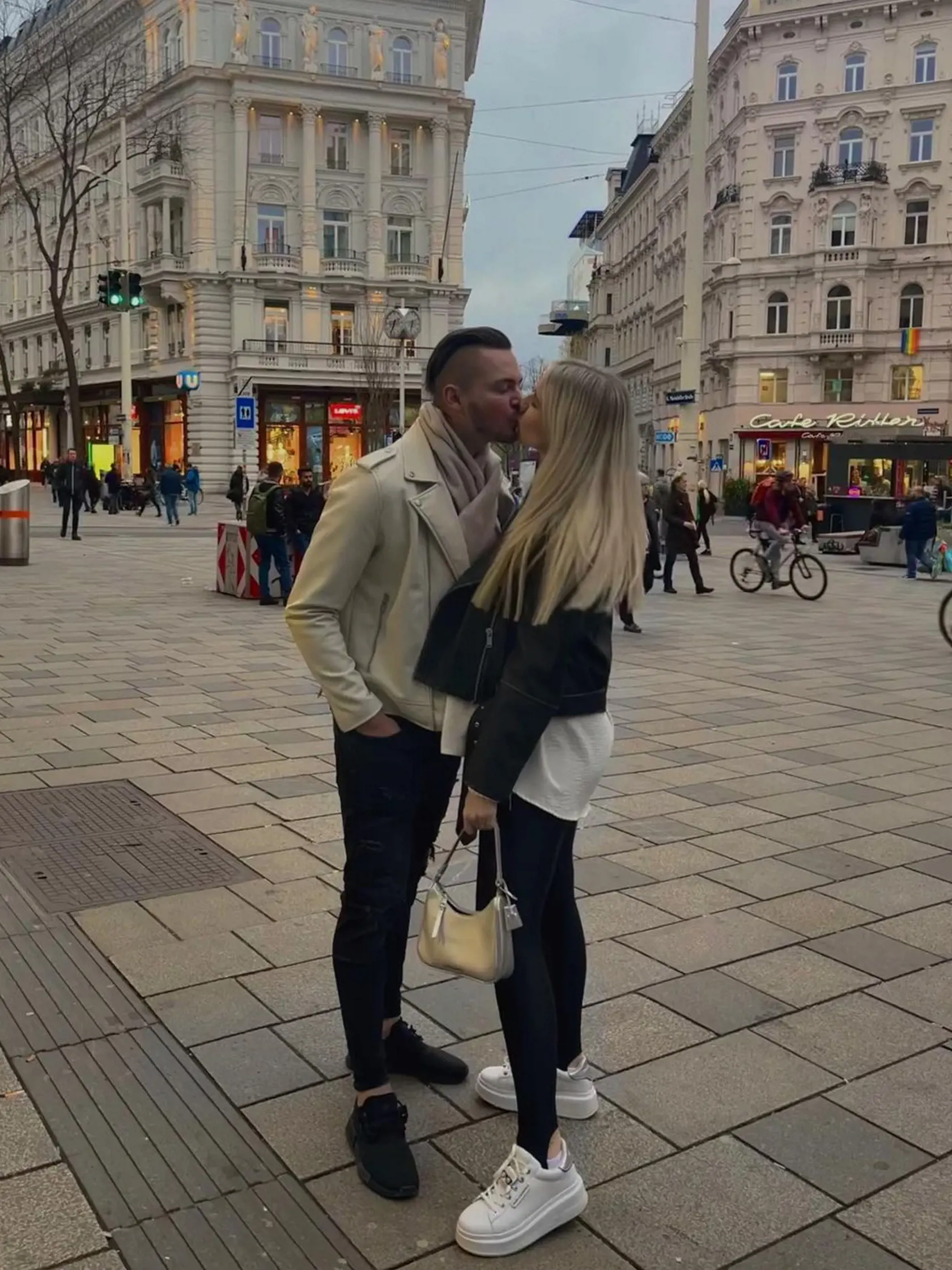 Junior je zasnúbený, ale k svadbe sa zatiaľ neschyľuje.