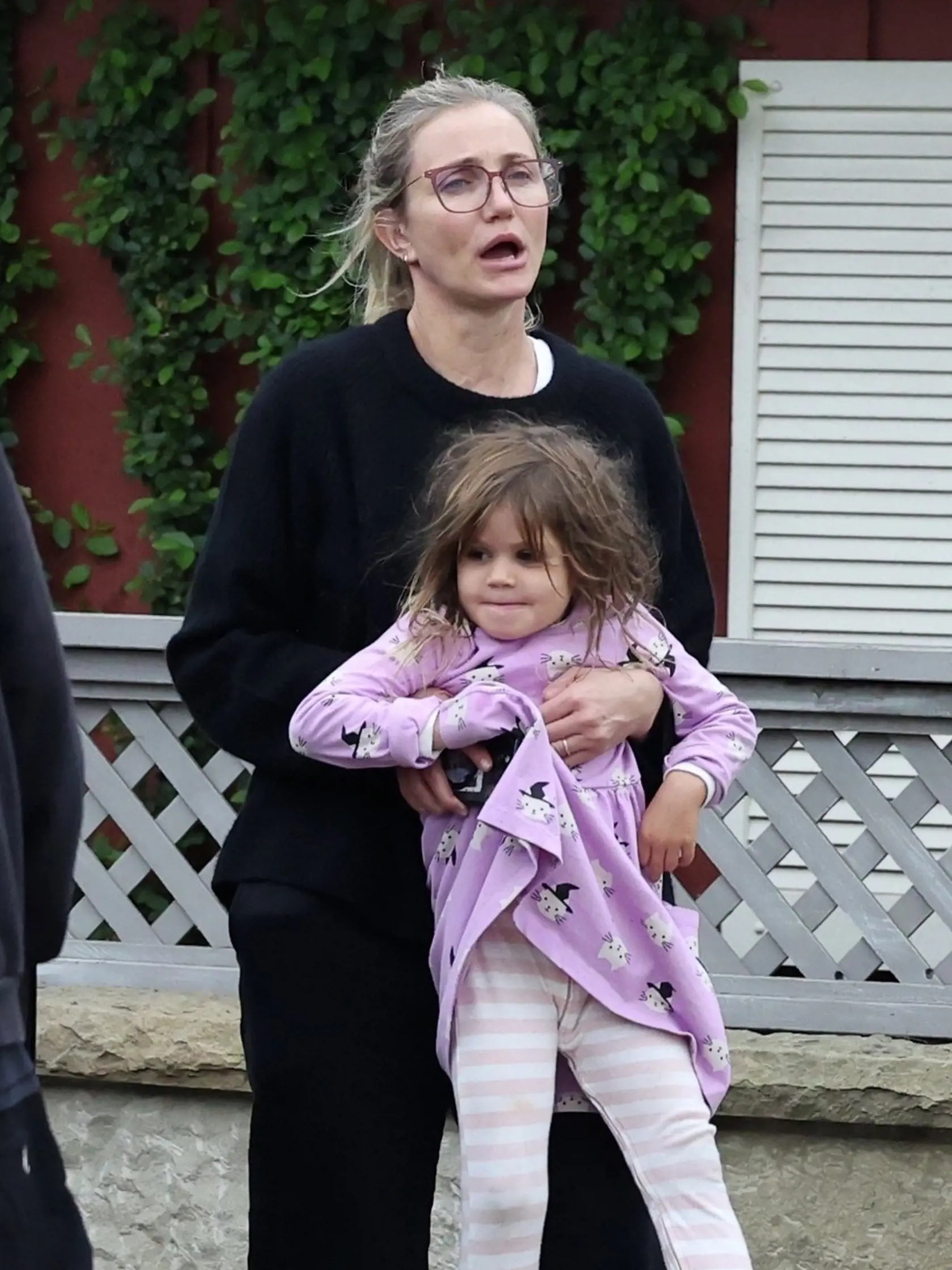 Cameron Diaz v mamičkovskom móde. Keď treba, dcéru Raddix odnesie.