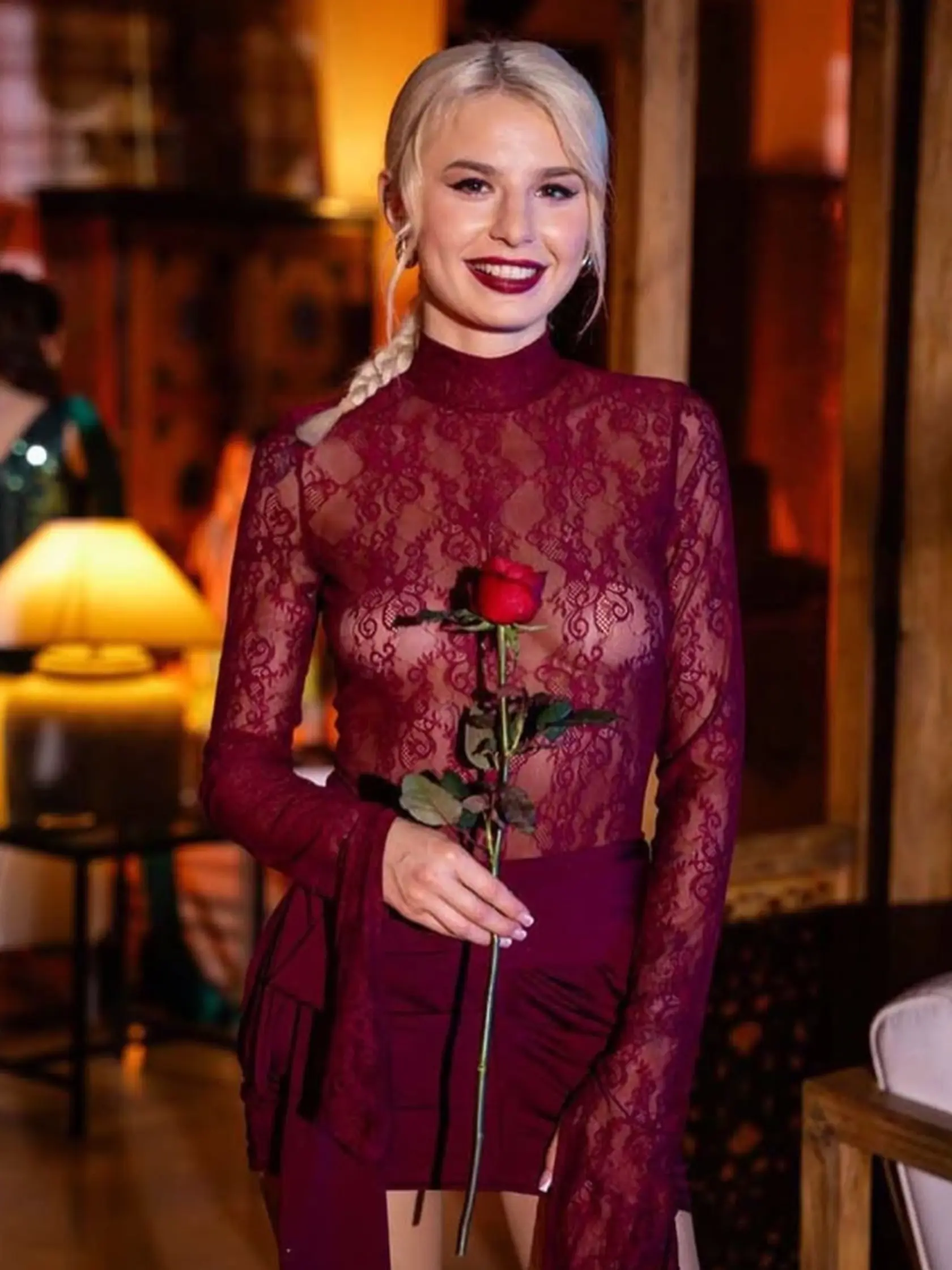 V šou vystupuje Sára ako blondínka.