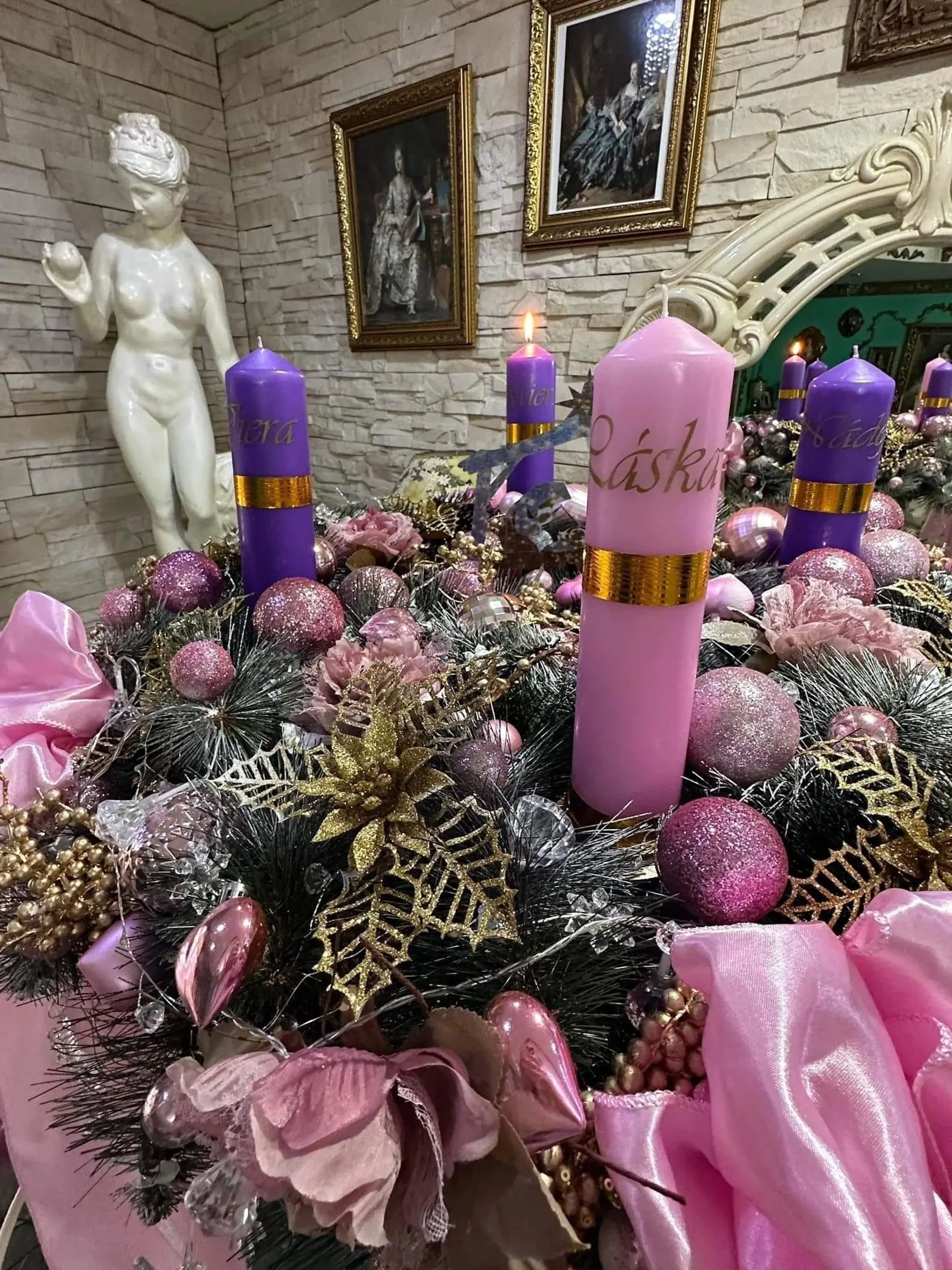 Aj adventný veniec je vždy  prispôsobený farebnej preferencii  výzdoby u Filkovcov.