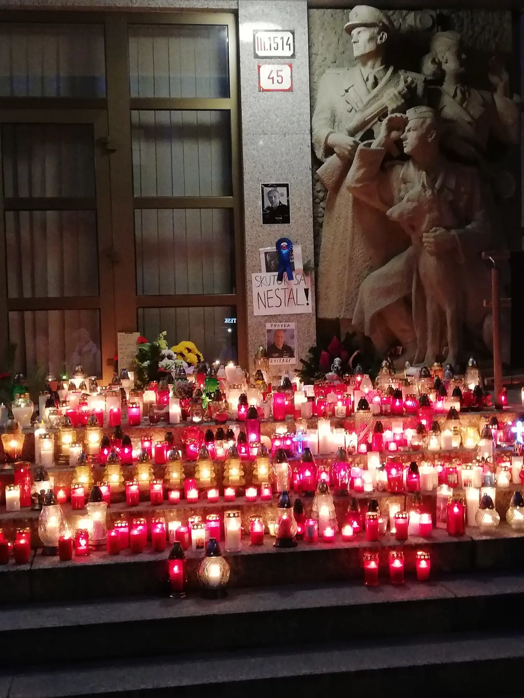 Pred budovou Prezídia policajného zboru pribúdajú sviečky, ľudia si chodia uctiť pamiatku Milana Lučanského.