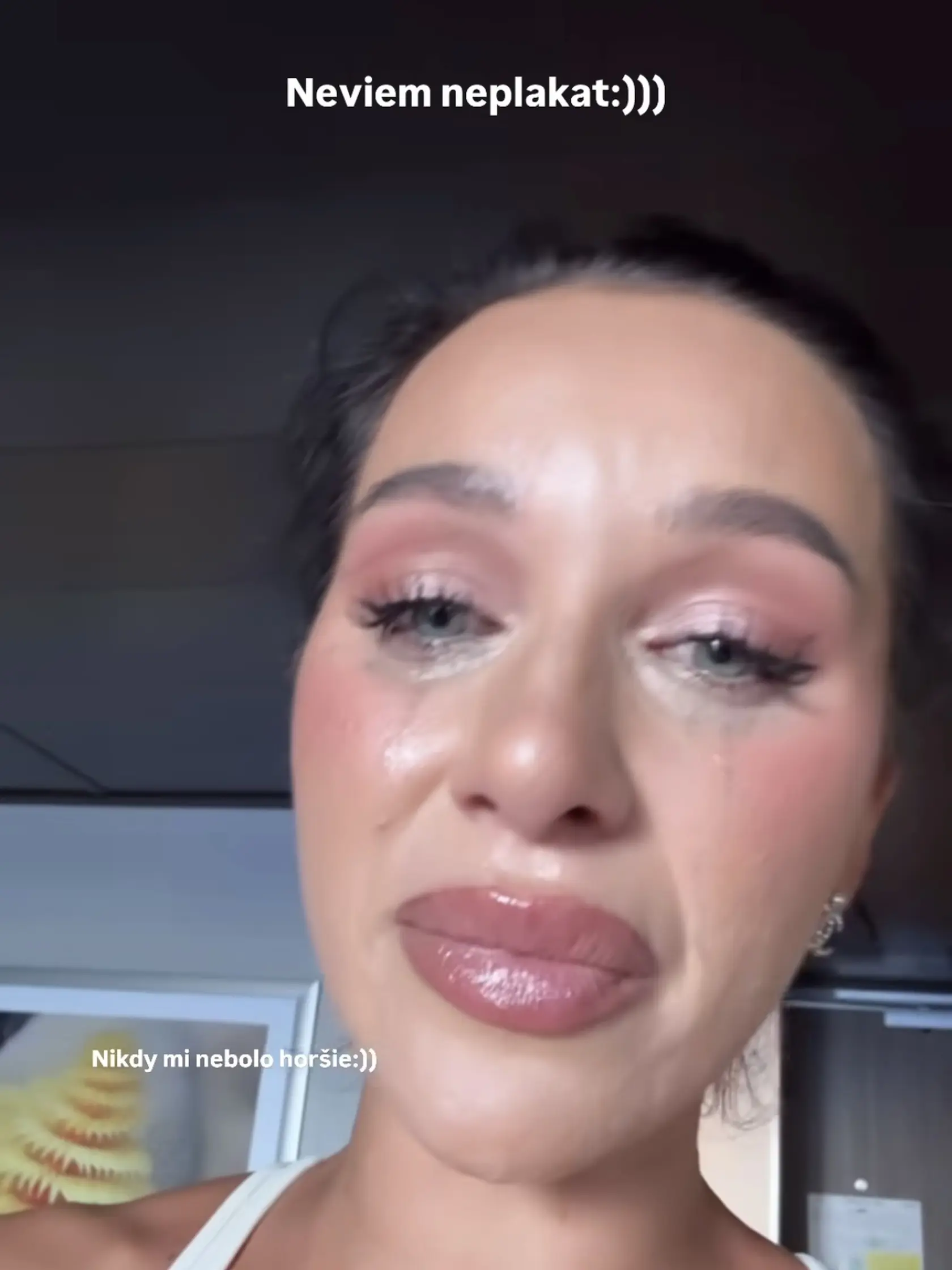 Bianka sa k svojim fanúšikom prihovárala s roztečeným líčením.