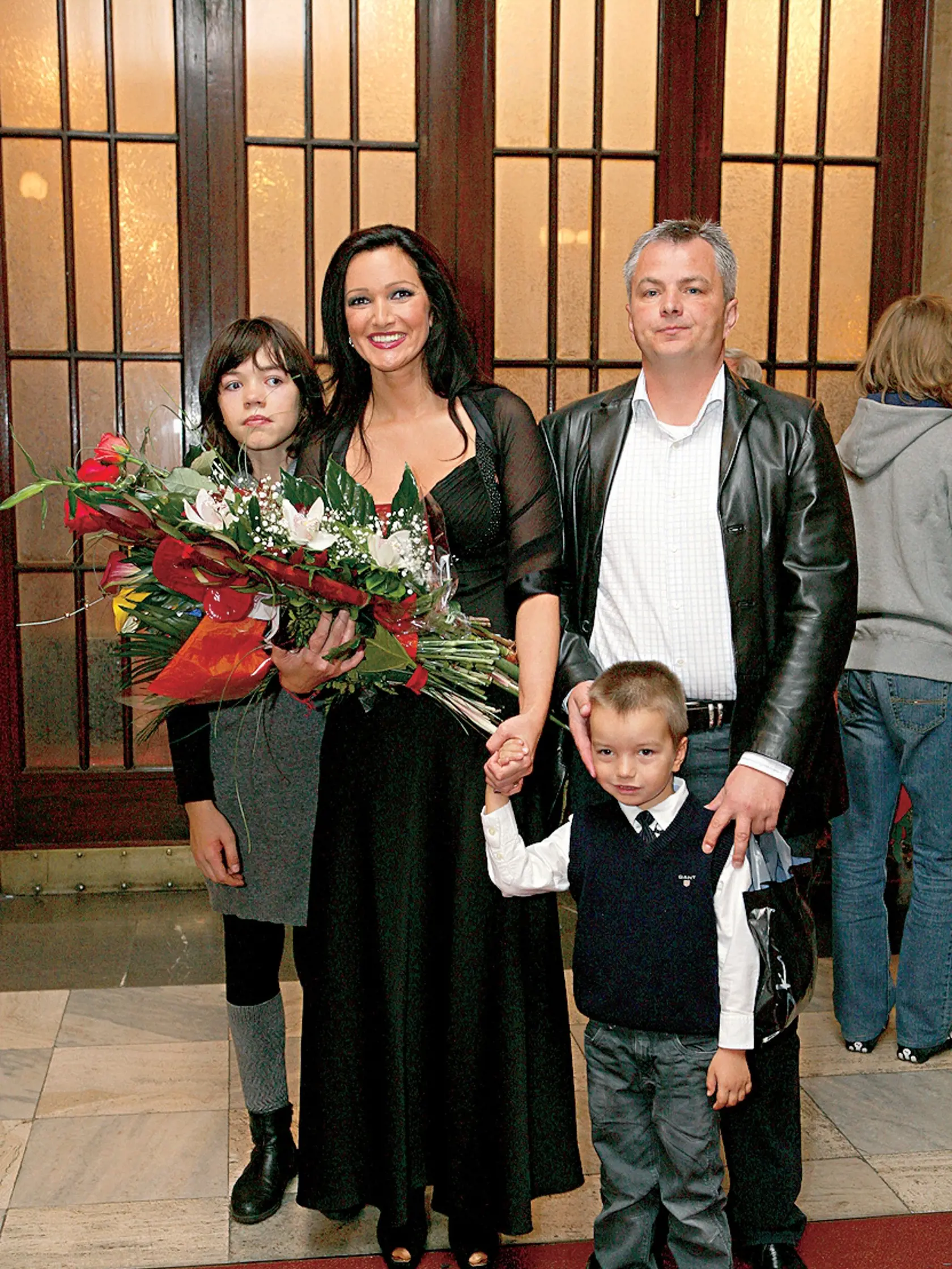 Karin Majtánová, moderátorka, promócie, doktorka filozofie, slávnosť, gratulácie, diplom, s rodinou
foto: Ján Zemiar
uverejnené: Šarm 46/2010
IBA PRE POTREBY REDAKCIE ŠARM! V PRÍPADE INÝCH REDAKCIÍ VÝLUČNE SO SÚHLASOM FOTOGRAFA!!!!!!!!
pôvodný súbor:1DAO2681.eps