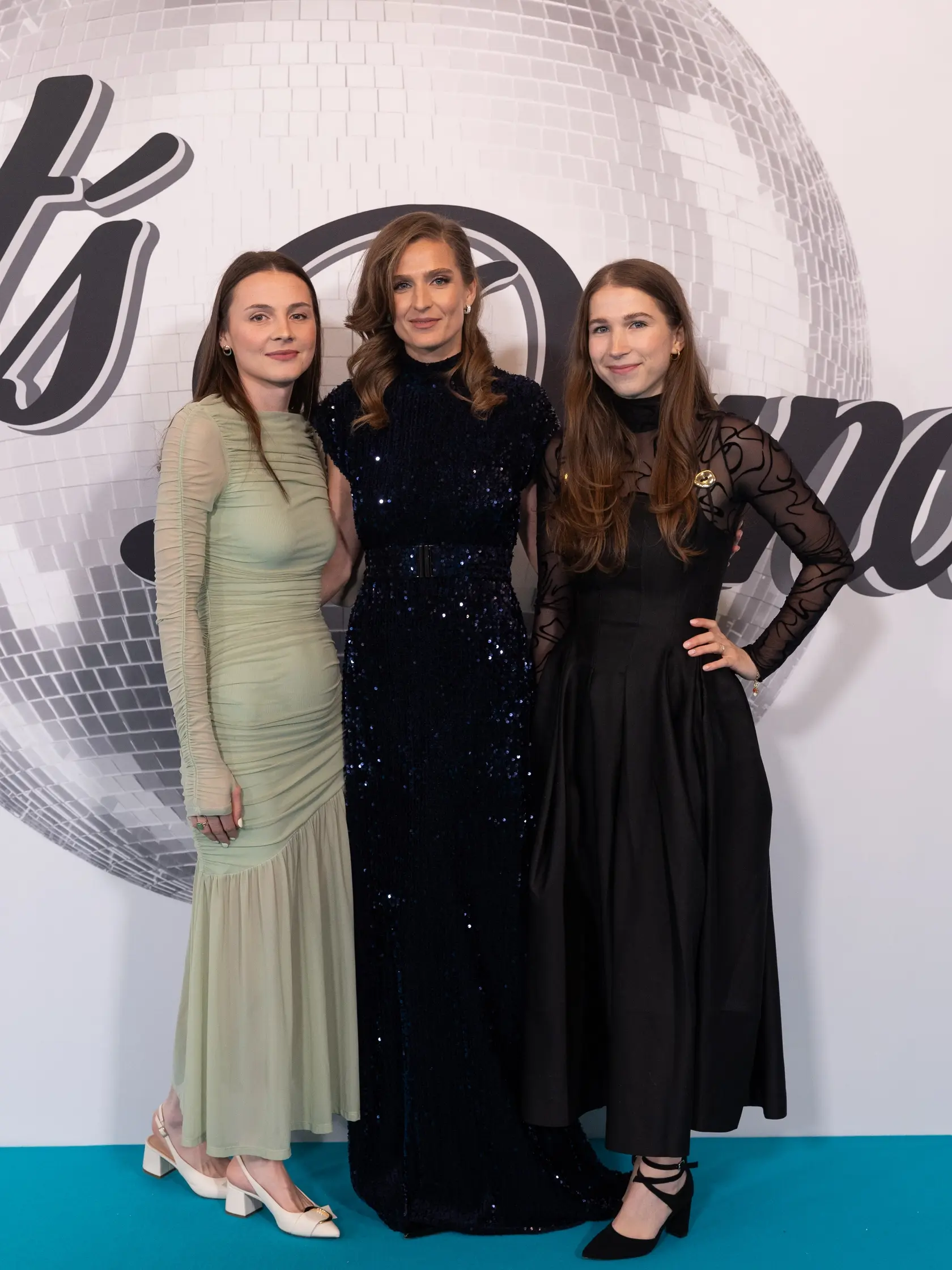 Na snímke Katarína Saganová so sestrou Silviou (vpravo) počas šiesteho kola Let's dance 2025.
