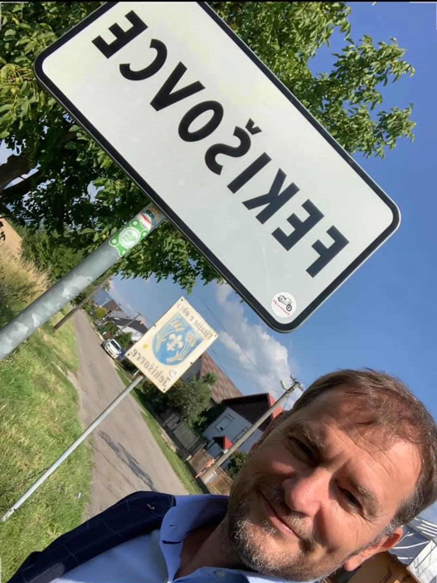 Mnohí poukazujú na to, že Igor Matovič práve v čase, keď sa na Luníku IX začali prípravy na návštevu pápeža až pričasto zverejňoval fotografie z  východu Slovenska. Tu si napríklad urobil selfie pri tabuli obce Fekišovce.