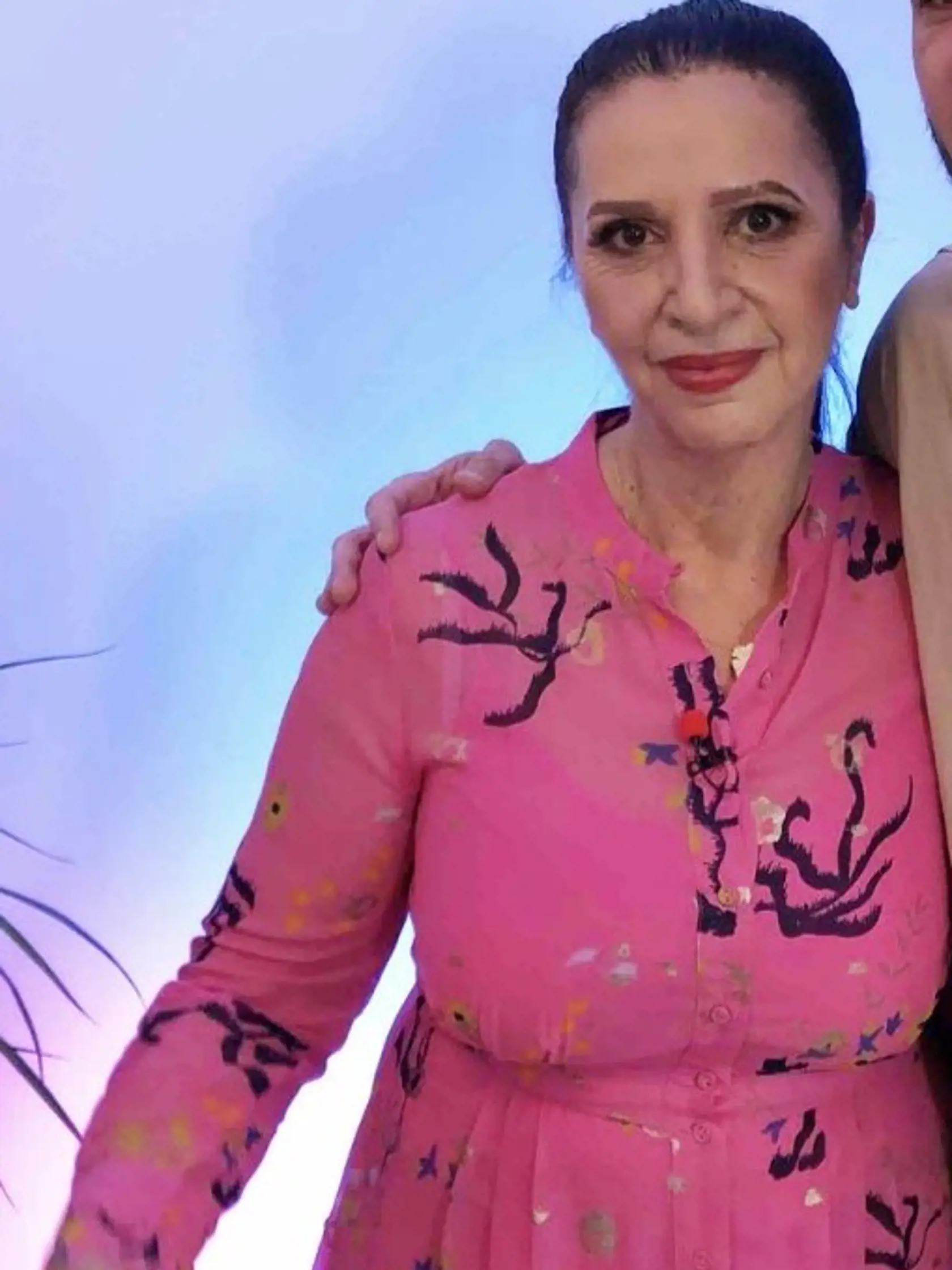 Na zábere so známym mužom. Jeho identitu zatiaľ nechce prezradiť. Šaty vo farbe pivónie je mimoriadne pristali.