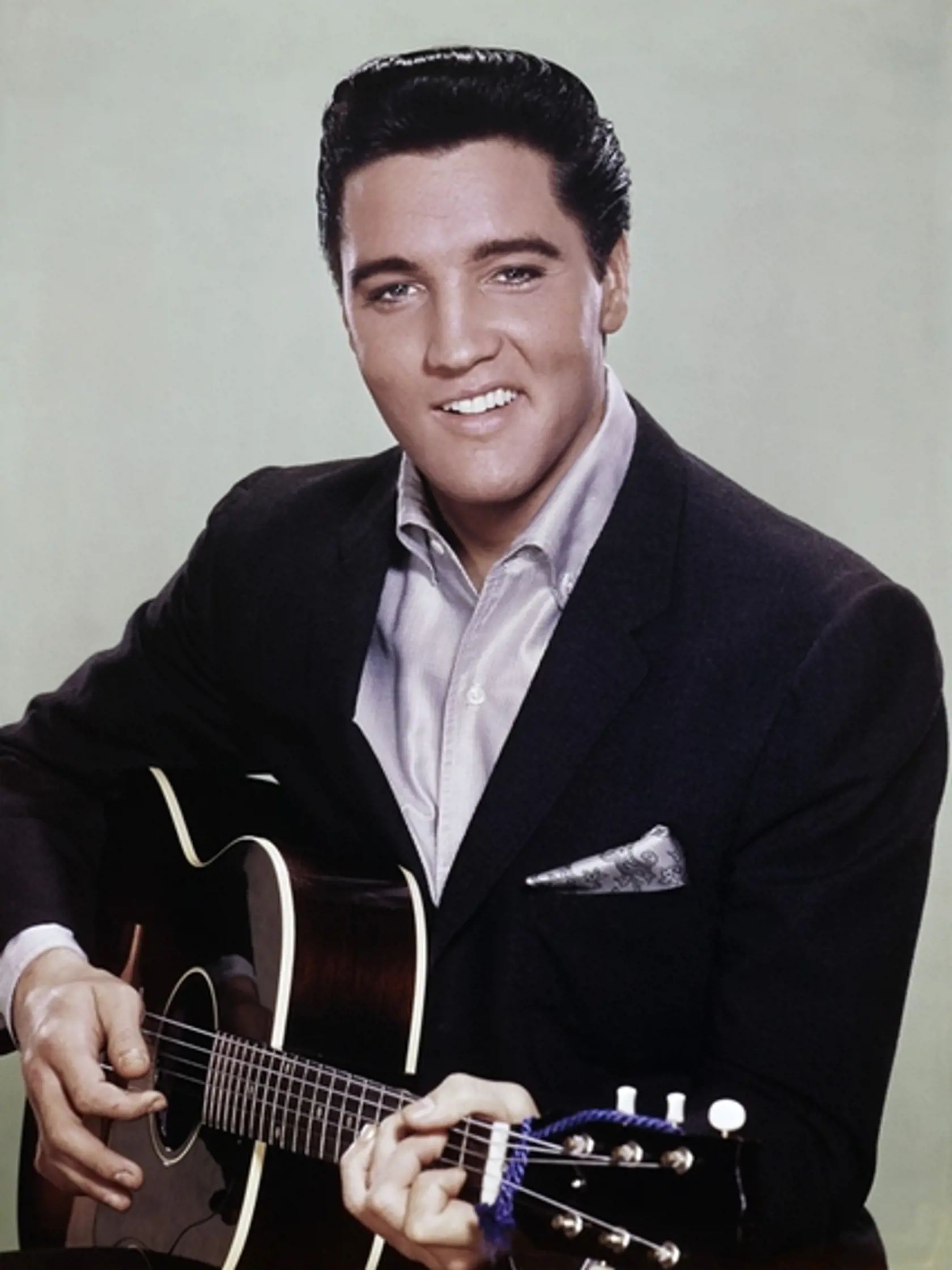 Elvis Presley je známy ako kráľ rokenrolu. Aj po všetkých tých rokoch je považovaný za jedného z najvplyvnejších hudobníkov všetkých čias, najmä ak vezmeme do úvahy, že bol jedným z prvých, ktorý priniesol rockovú hudbu do mainstreamovej hudby.