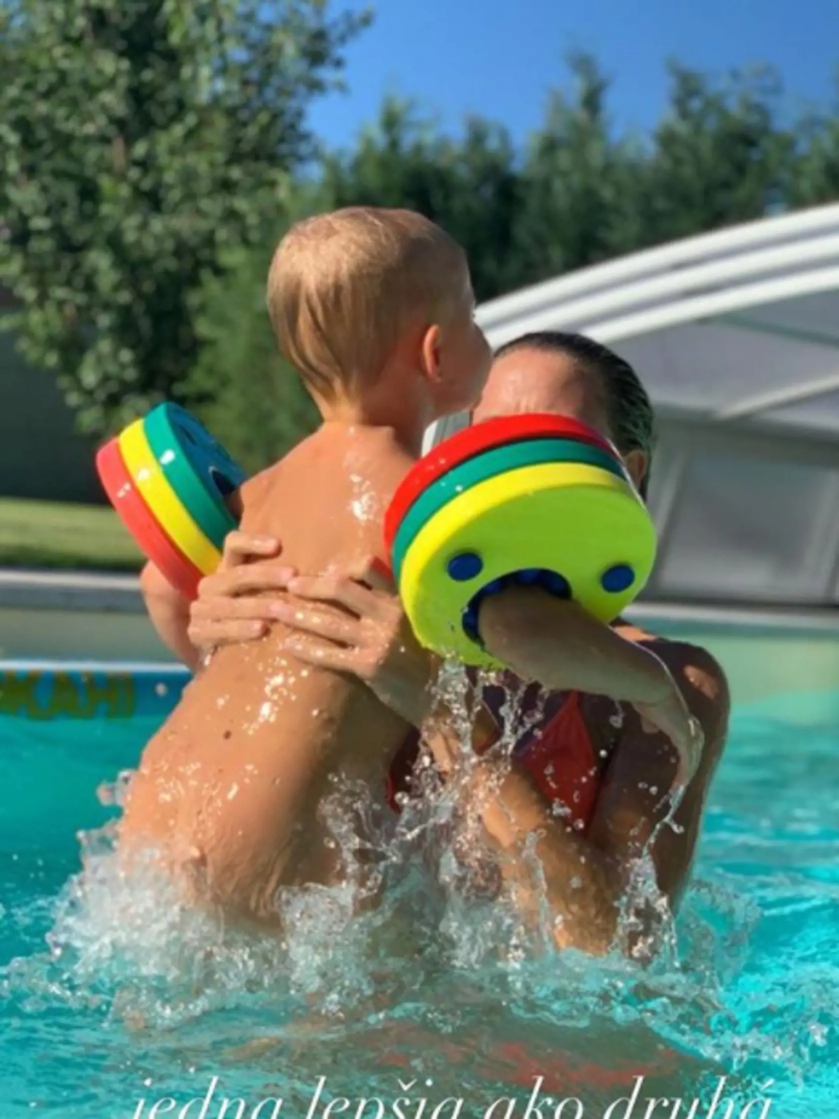 Nela Pocisková predviedla nielen šantenie v bazéne, ale aj vymakané ruky.