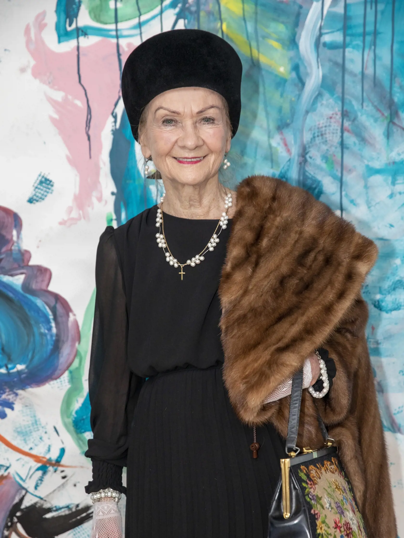 Vernisáž míma Milana Sládka: Na snímke Eva Mária Chalupová. Tá v sebe nezaprie eleganciu.