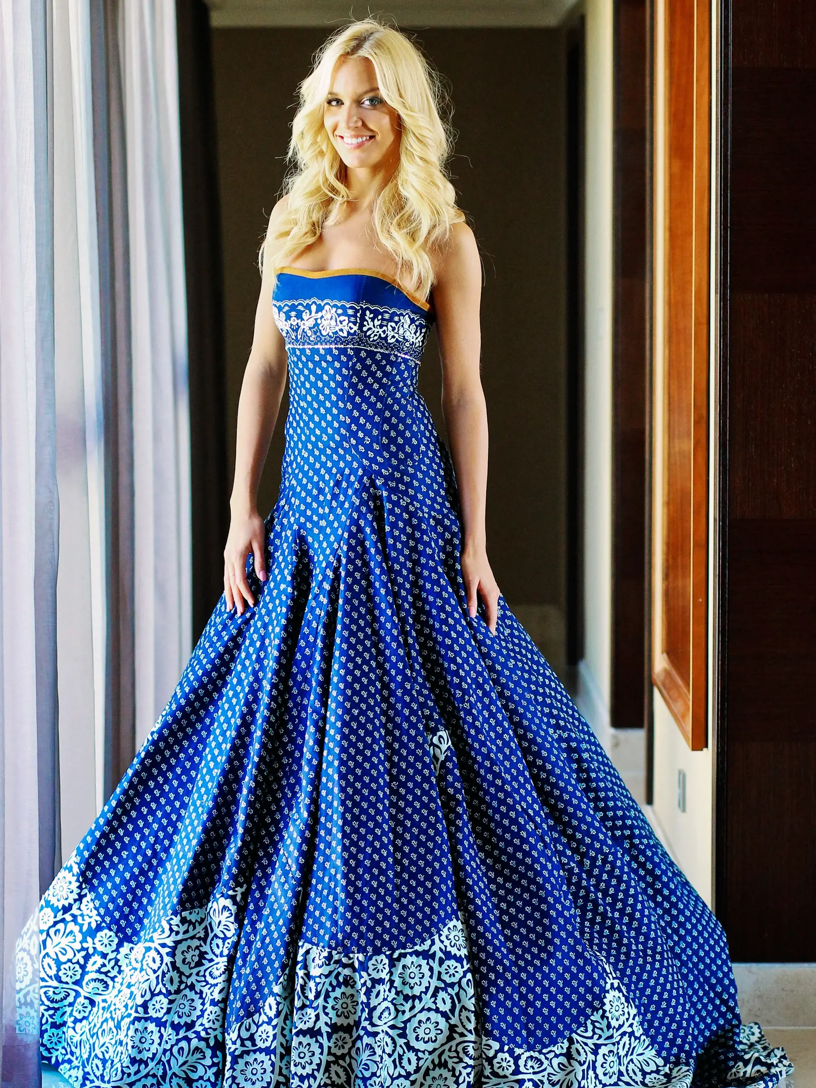 Na snimke vitazka sutaze Miss Universe 2013 Jeanette Borhyova pocas poslednych priprav pred odletom na svetove finale sutaze MISS UNIVERSE do Moskvy. Slovensky kroj od slovenskej navrharky Jany Gavalcovej.