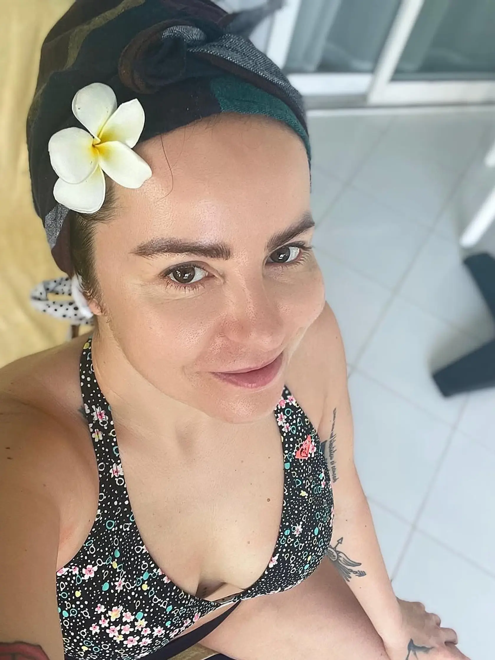 Katka Knechtová vycestovala do exotiky. Na fotke bez mejkapu vyzerá ako dievčatko.
