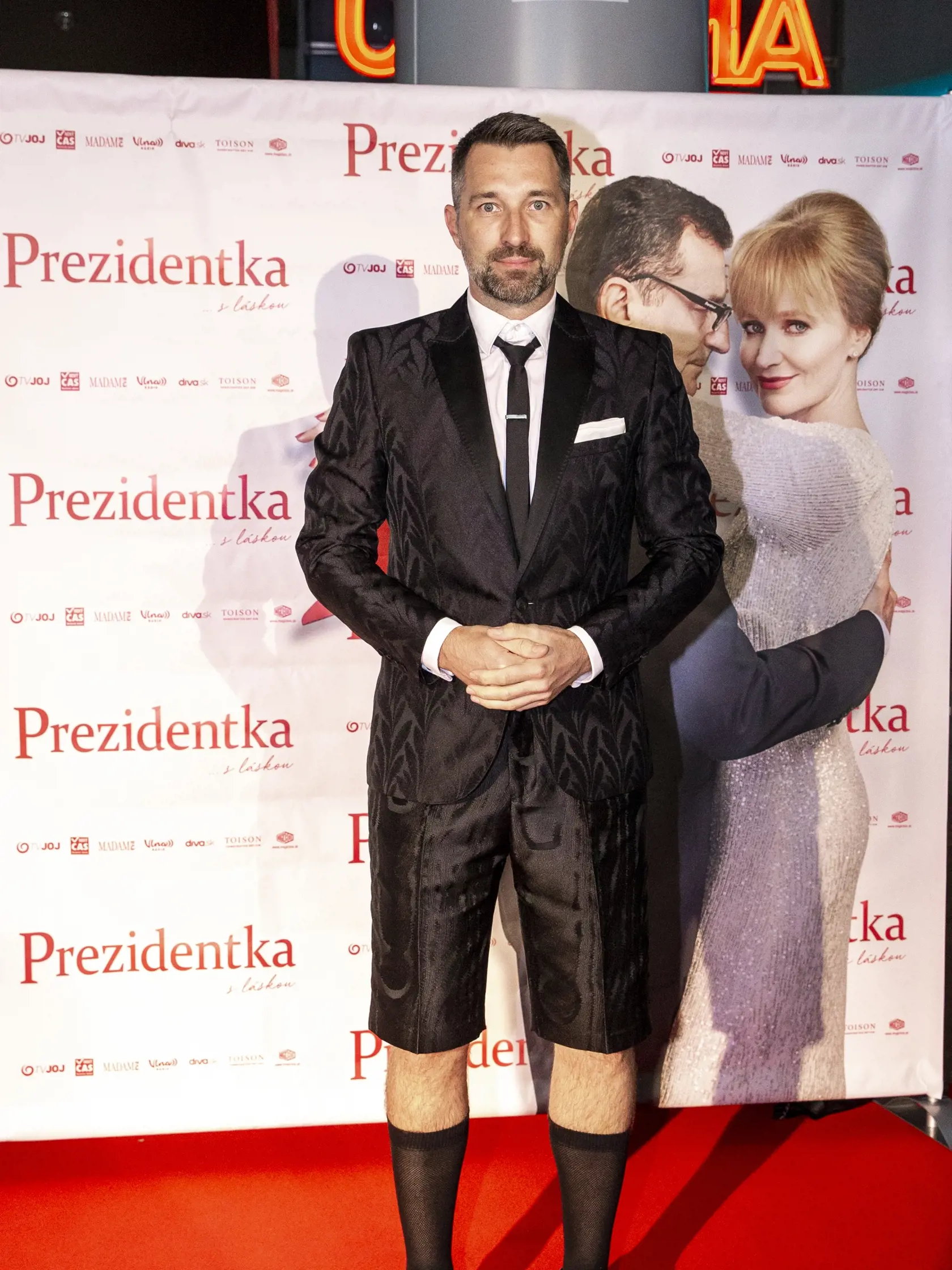 Moderátor Bruno Ciberej v ponožkách.