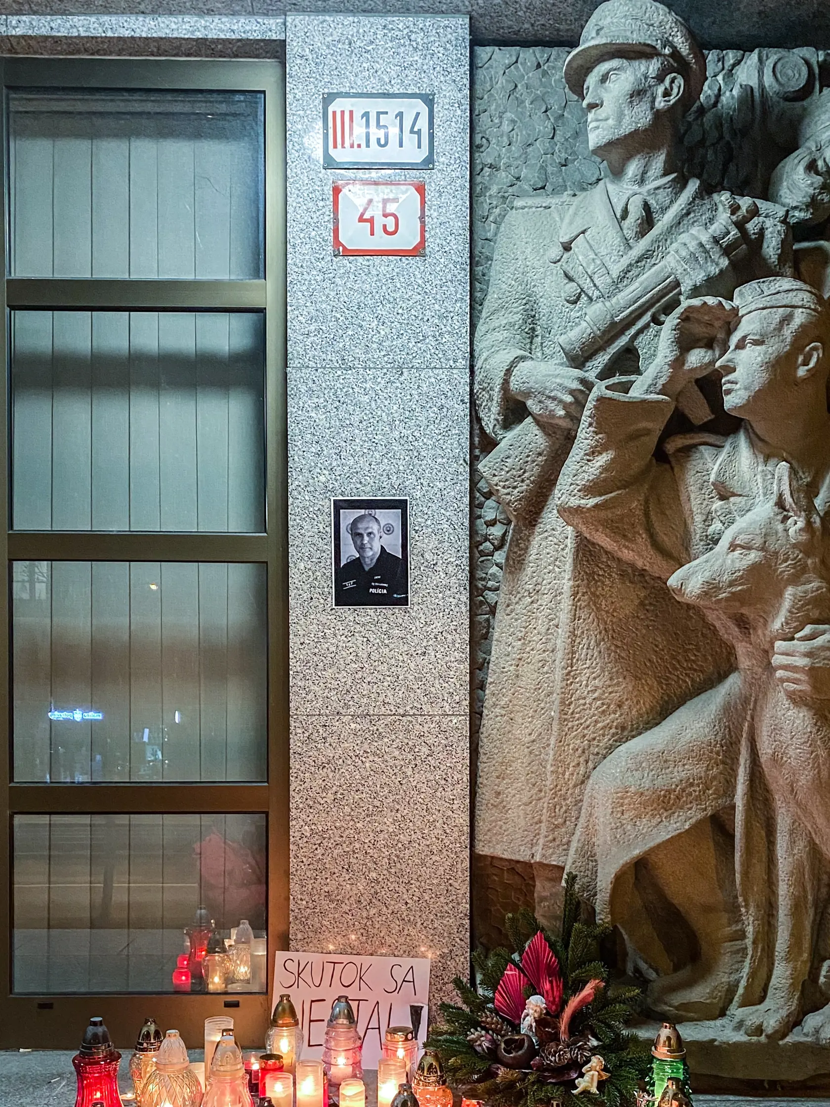 Milan Lučanský - Horiace sviečky pred Policajným prezídiom na Račianskej ulici v Bratislave na pamiatku Milana Lučanského.