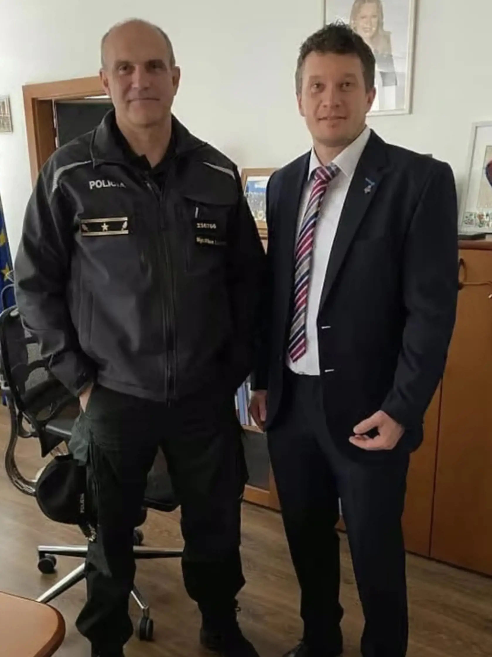 NAKA obvinila policajného exprezidenta, jej šéf mu teraz vzdáva hold