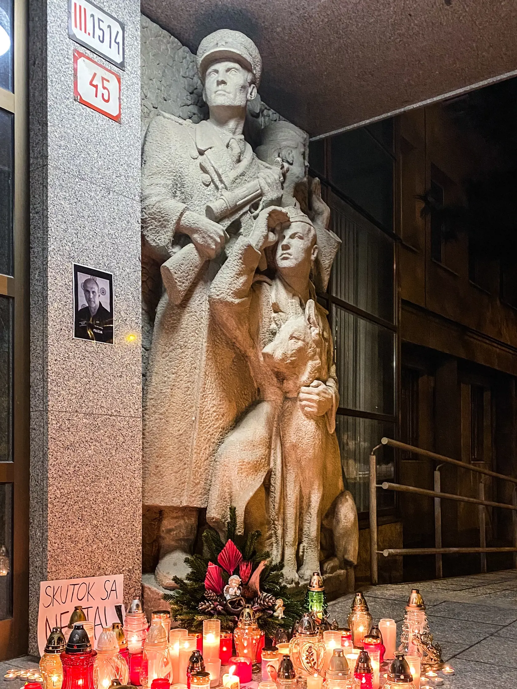 Horiace sviečky pred Policajným prezídiom na Račianskej ulici v Bratislave na pamiatku Milana Lučanského.