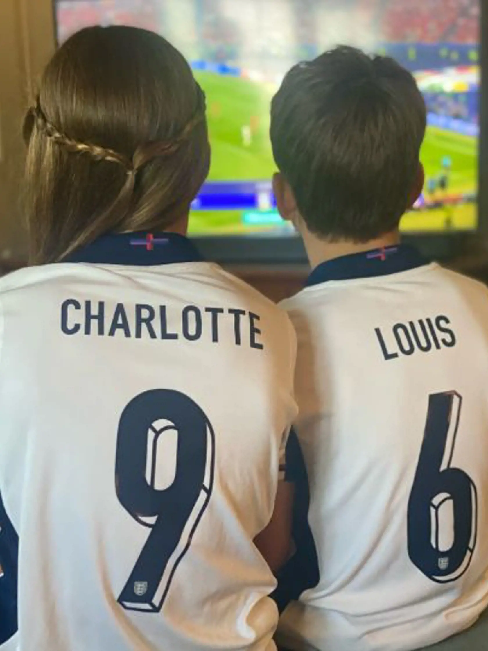 Deti princa Williama a princeznej Kate pozerajú rady aj futbal. Práve pre televízny ovládač sa však zvyknú aj pochytiť.