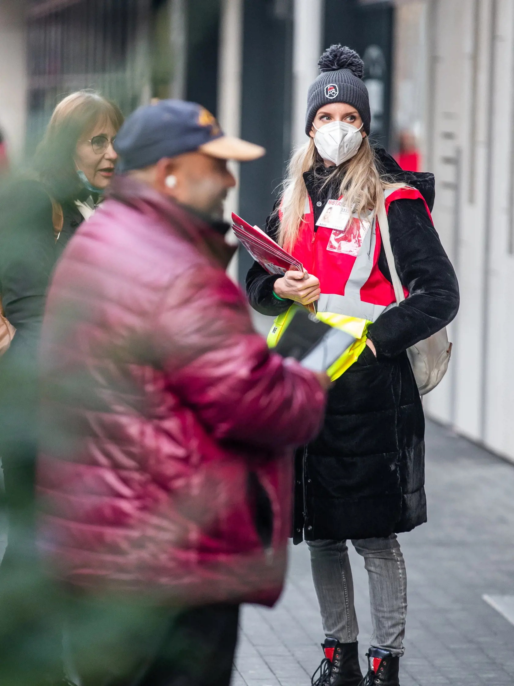Moderátorka Adela Vinczeová si v decembri 2021 vyskúšala pouličný predaj časipisov.