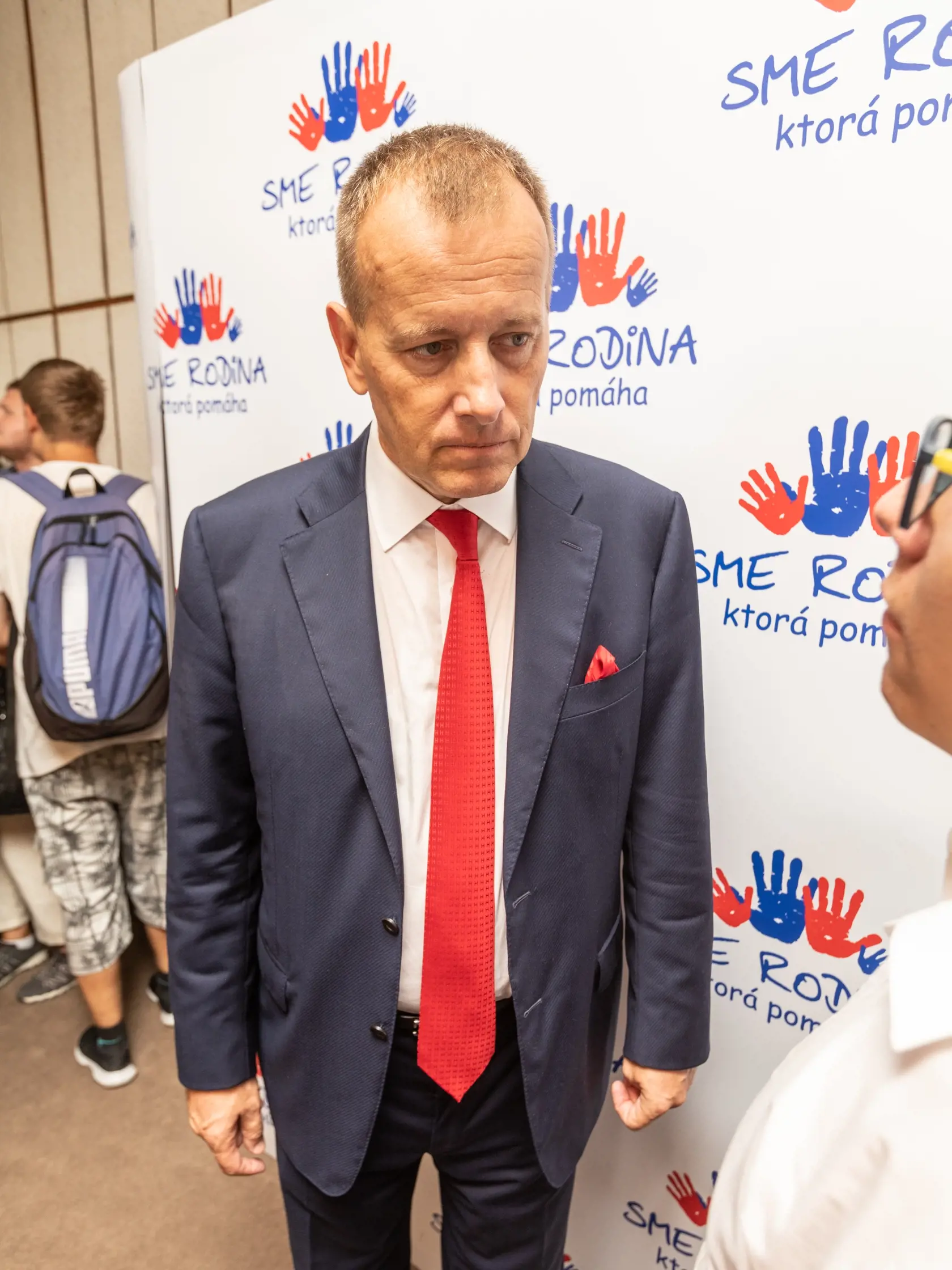 Šéf hnutia Sme Rodina Boris Kollár doplnil tmavomodré sako červenou kravatou.