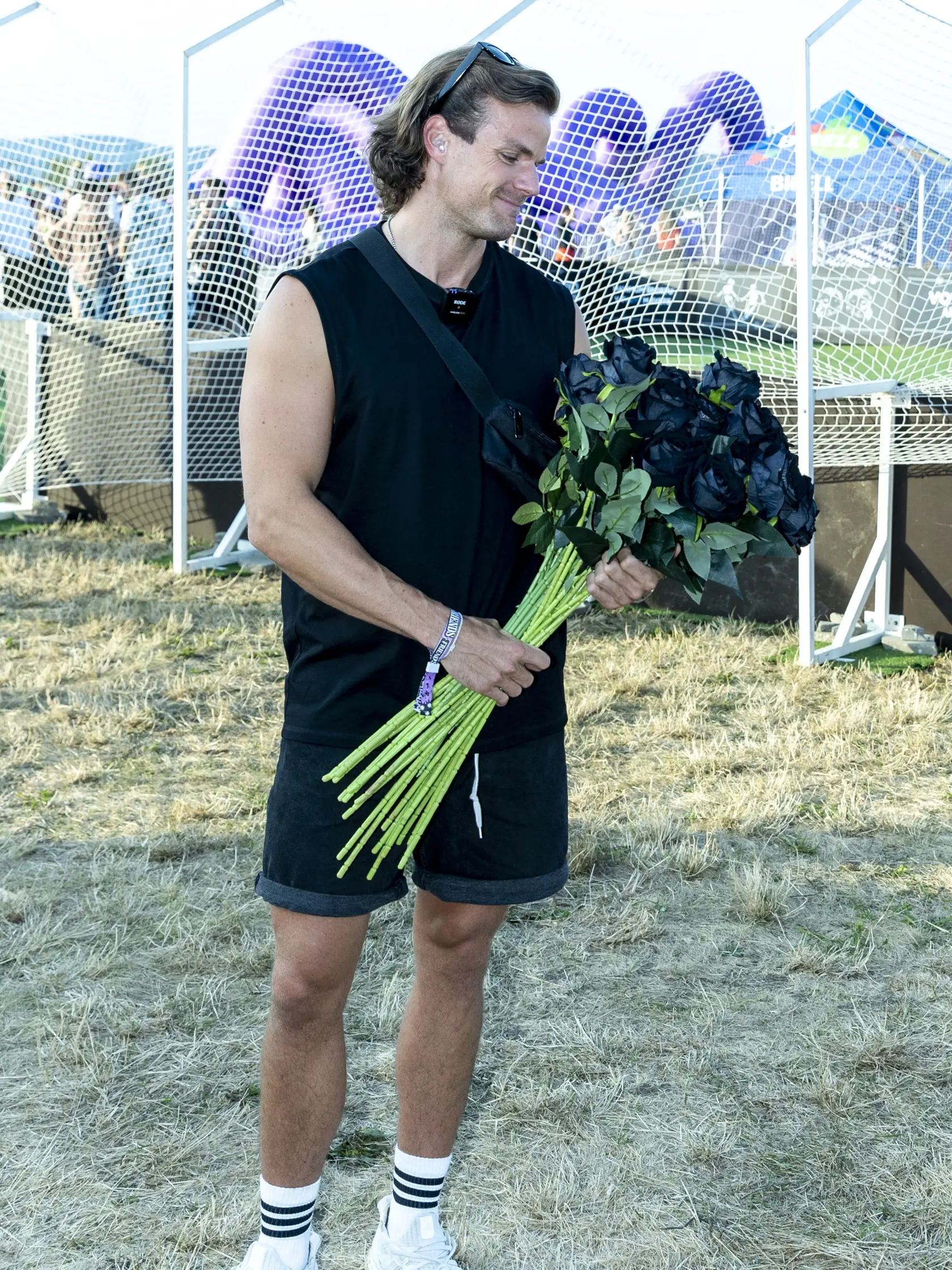 Radko Urbanyak na letnom festivale rozdával čierne ruže.