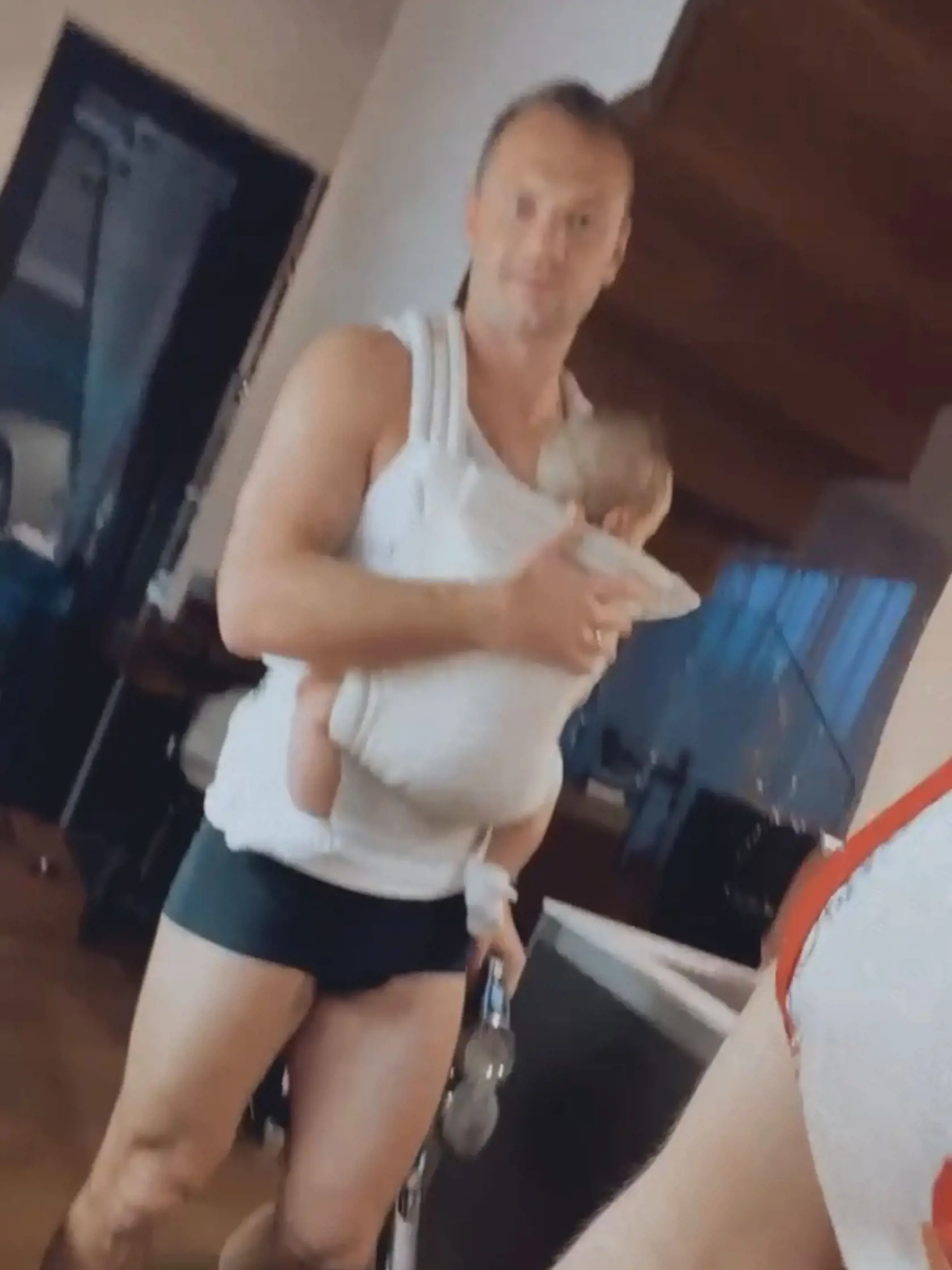 Nedala sa ani Ivana a svojho manžela natočila, ako vysáva s dcérou vo vaku. Legendárny útočník sa pritom po dome premával len v spodkoch.