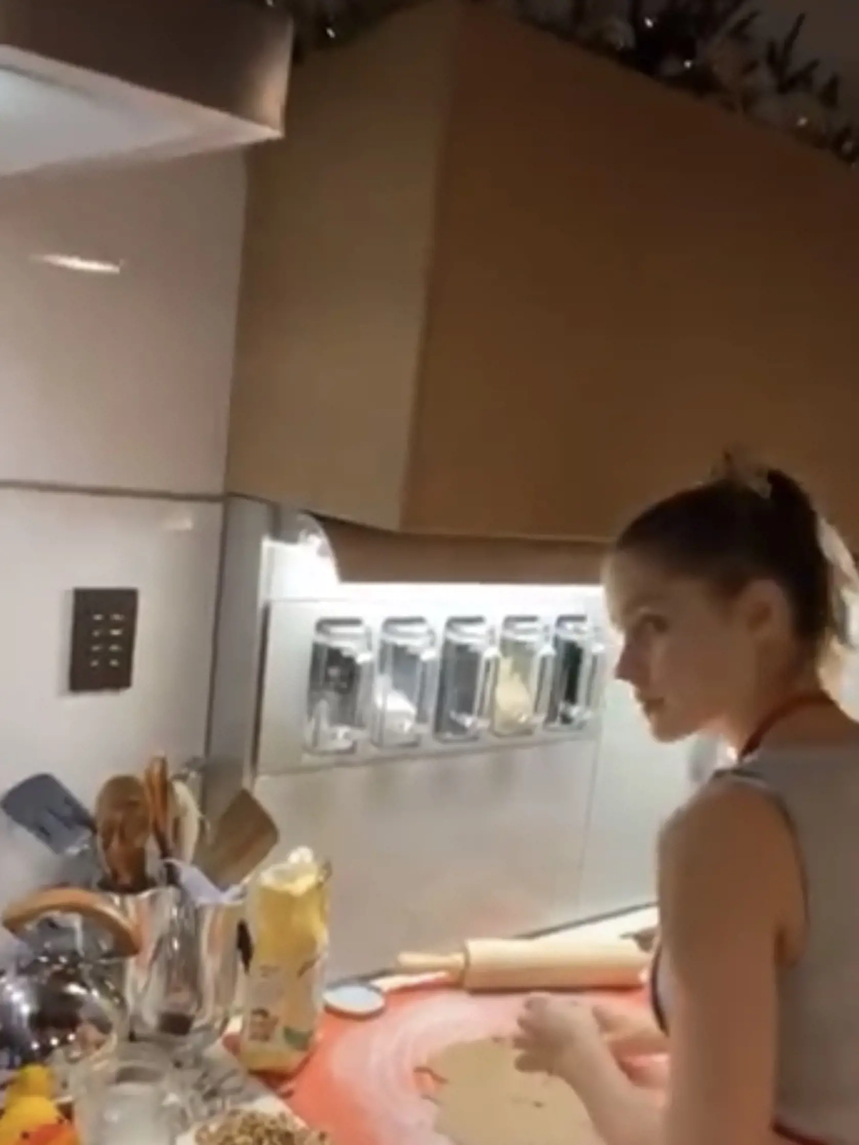 Krásna tanečníčka mala plné ruky príprav na Vianoce.