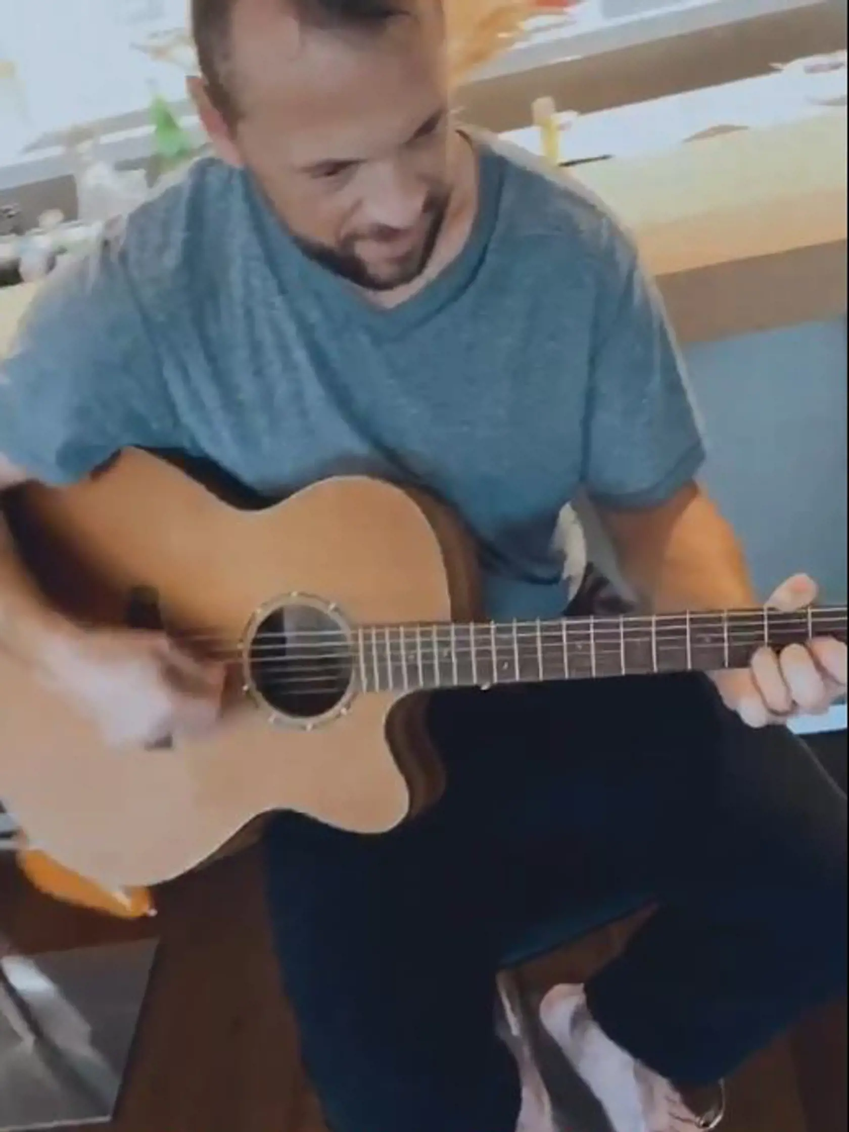 Gáboríkovci si krátia dlhé chvíle počas lockdownu aj hudbou. Marián urobil dcérke Belle súkromný koncert.