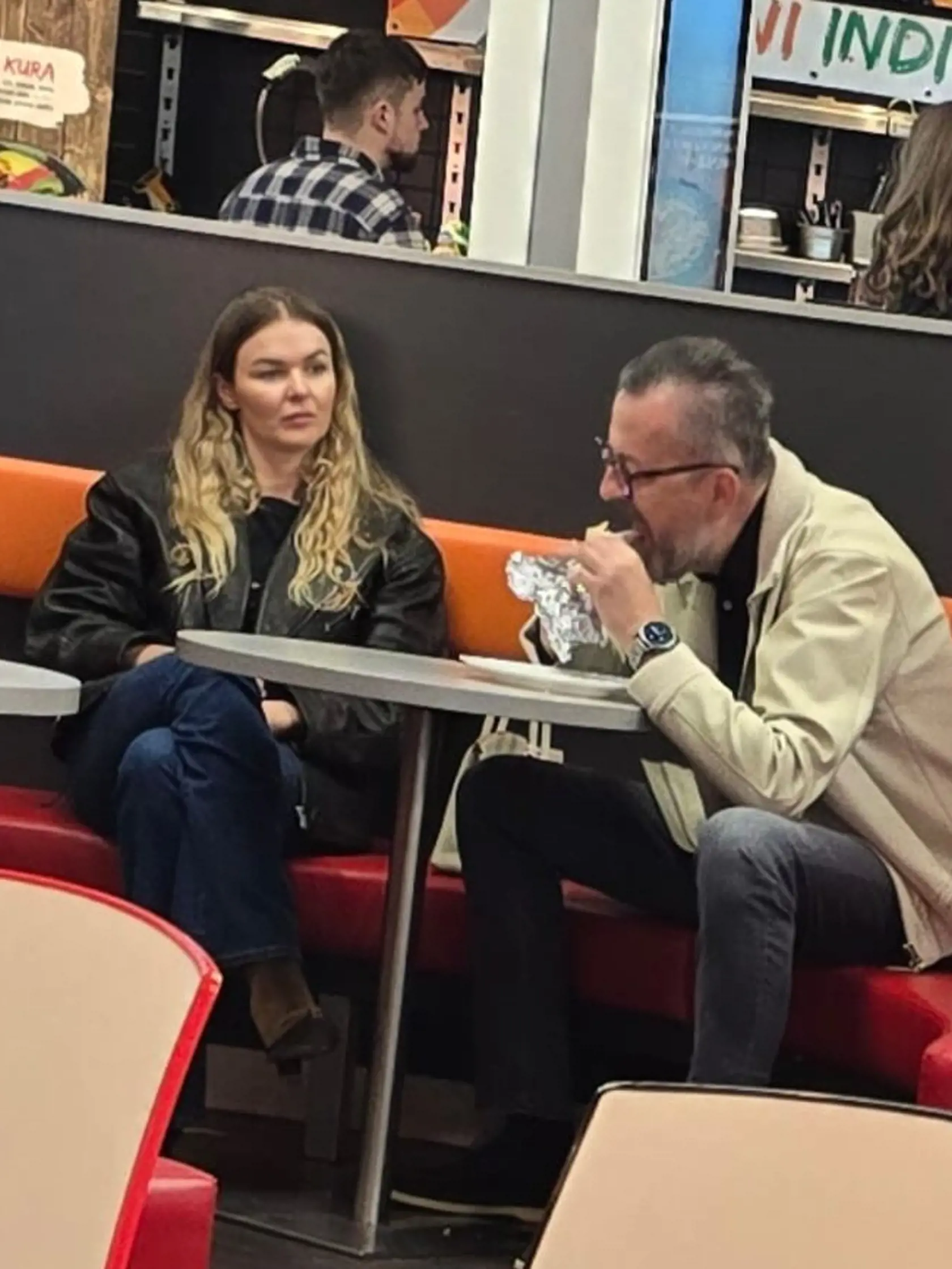Exkluzívne zábery exministra Martina Glváča s misskou Annou Amenovou. Párik si užil spoločné chvíle v nákupnom centre, kde si obzerali obchody a najedli sa.