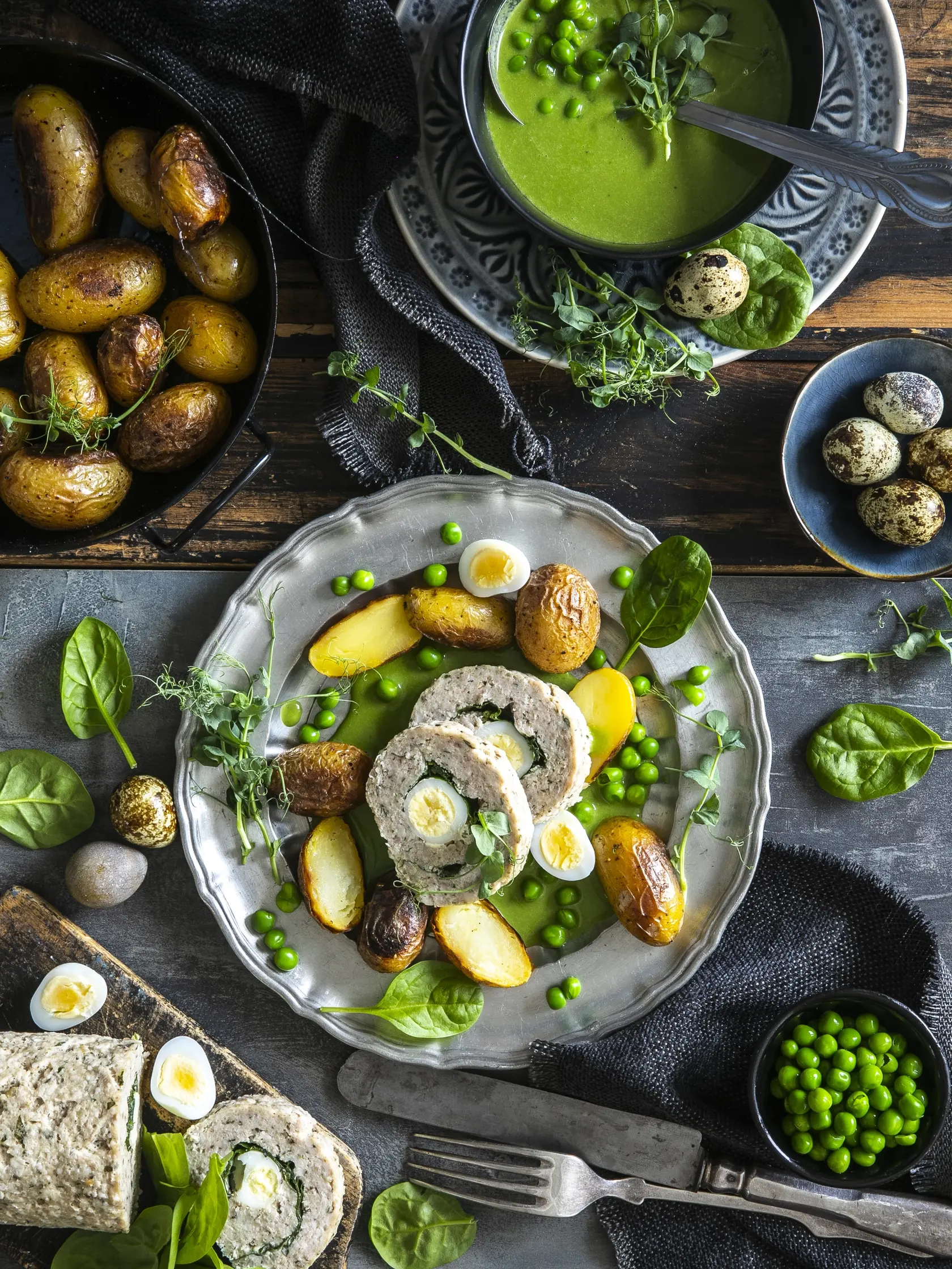 roláda s prepeličími vajcami a so špenátovo - hráškovou omáčkou

recept:
4 PORCIE, PRÍPRAVA 25 MINÚT, VARENIE 40 MINÚT
• 4 prepelice alebo jarné minikuriatka • 4 vetvičky tymianu • 4 strúčiky cesnaku • soľ, mleté čierne korenie • olej
Na šalát:
• 8 prepeličích vajec • 100 g rukoly • 200 g cherry paradajok • 1 malá červená cibuľa
Na zálievku:
• 100 ml kuracieho vývaru alebo prepeličieho výpeku • 1 šalotka
• 1 lyžička plnotučnej horčice
• 2 lyžice červeného vínneho
o