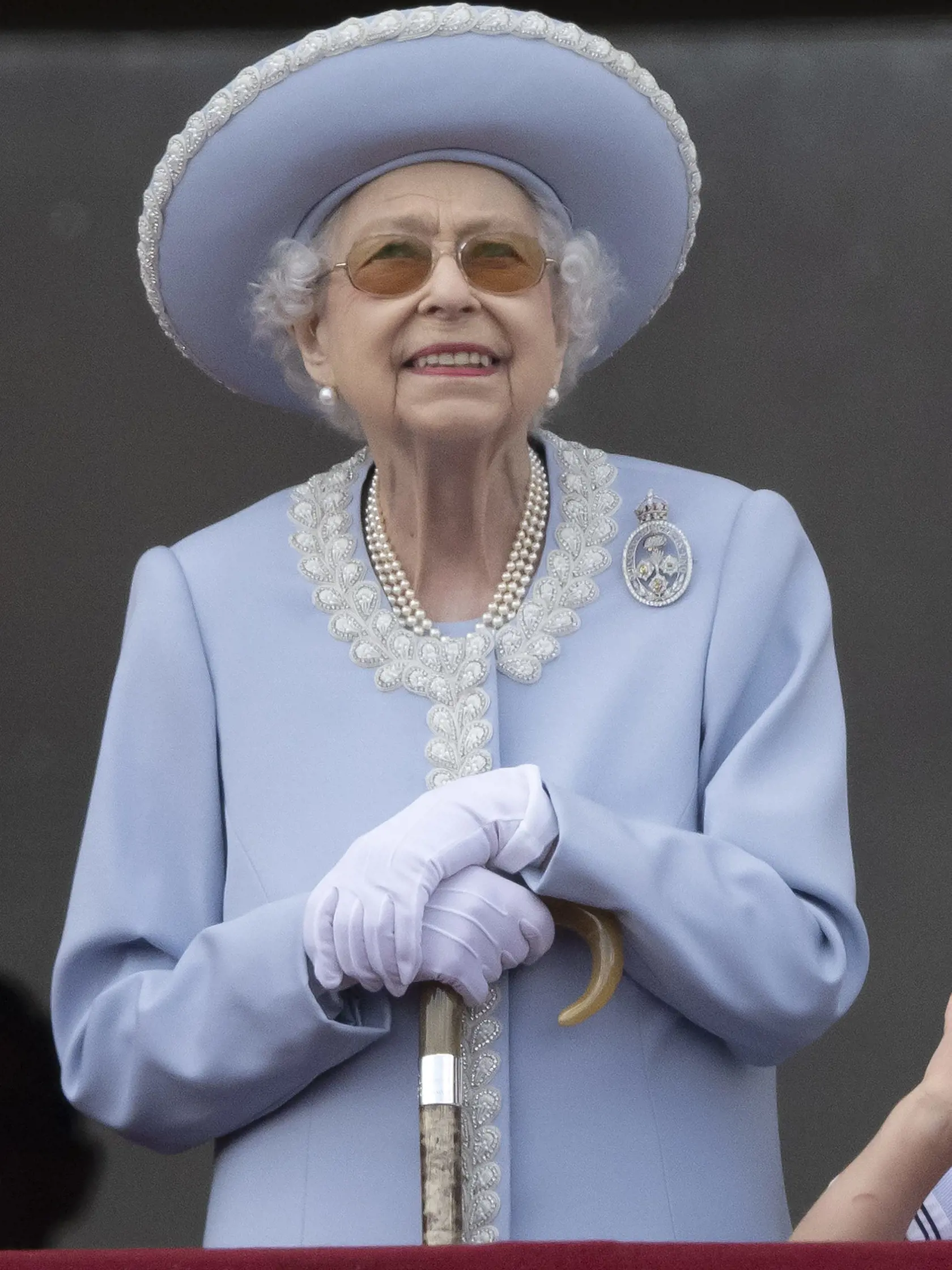 Kráľovná Alžbeta II. na balkóne Buckinghamského paláca počas tradičnej vojenskej prehliadky Trooping the Colour