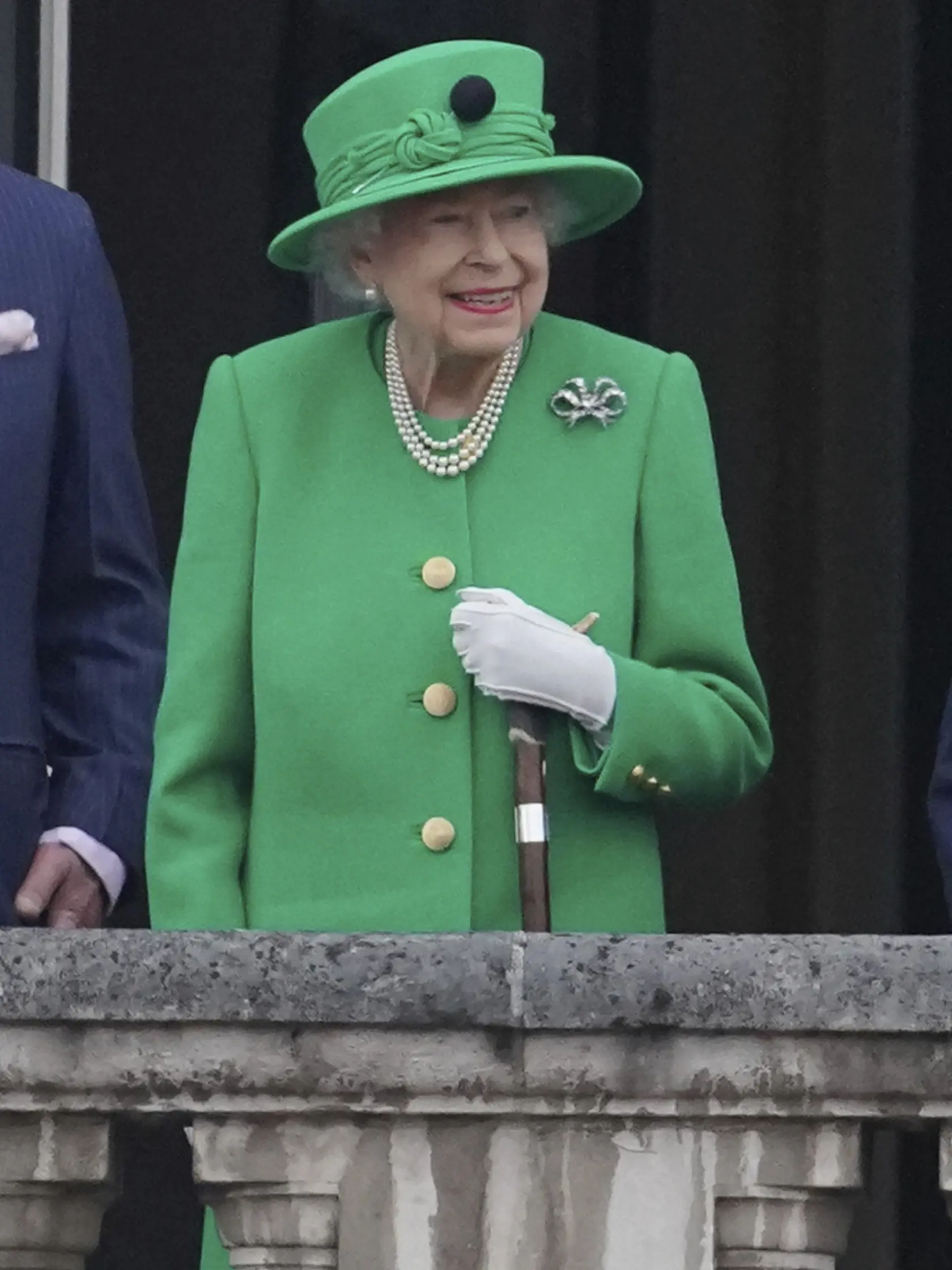 JB 94 Londýn - Britská kráľovná Alžbeta II. stojí na balkóne Buckinghamského paláca v Londýne 5. júna 2022 pri príležitosti osláv platinového jubilea britskej kráľovnej Alžbety II.. V Londýne v nedeľu posledným dňom pokračovali oslavy 70. výročia nástupu britskej kráľovnej Alžbety II. na trón. FOTO TASR/AP

Britain's Queen Elizabeth II appears on the balcony of Buckingham Palace during the Platinum Jubilee Pageant outside Buckingham Palace in London, Sunday June 5, 2022, on the last of four days