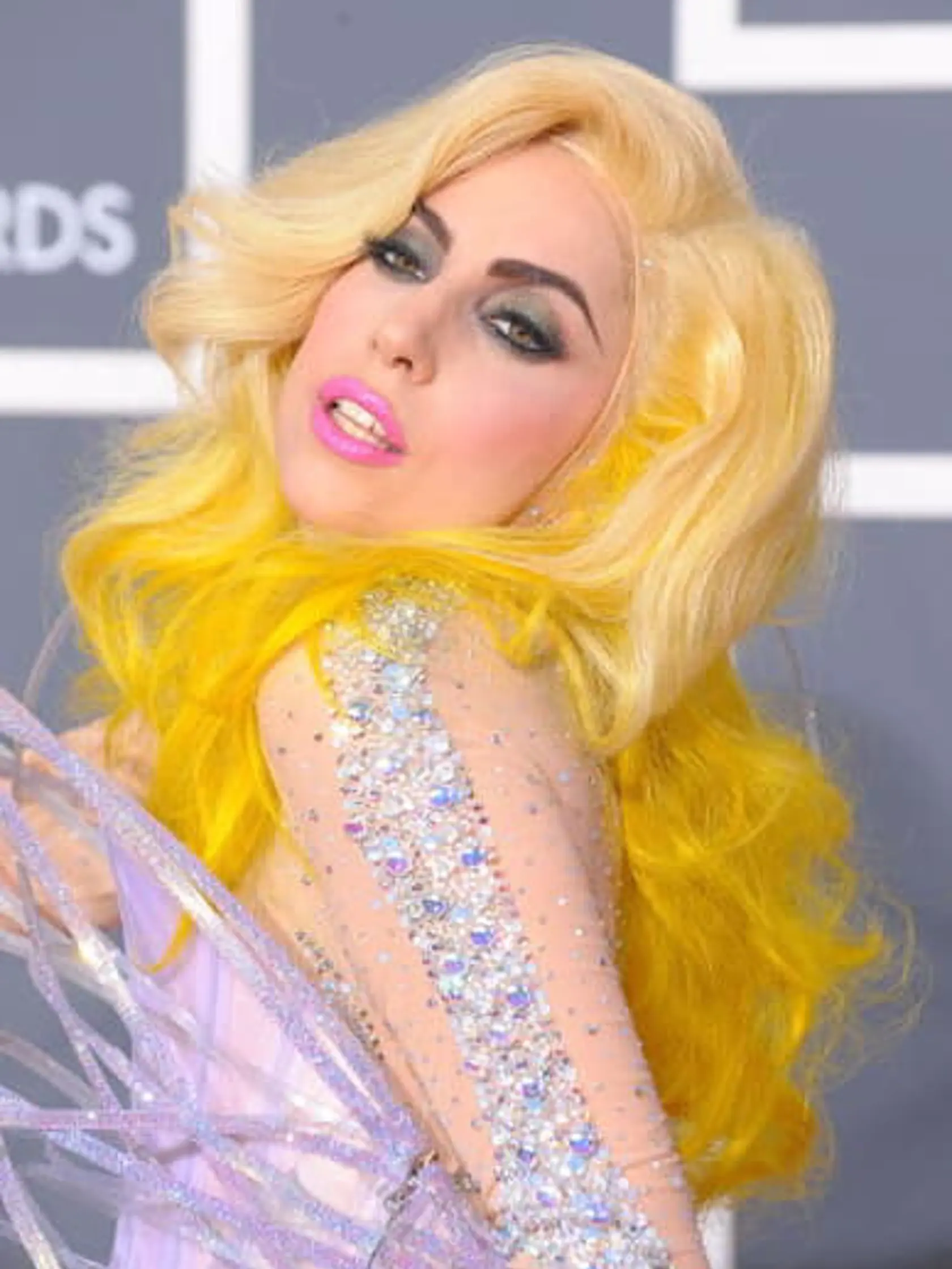Talentovanú hudobníčku a speváčku väčšina z nás pozná ako extravagantnú postavičku s crazy vizážou. Lady Gaga je však krásna žena s jemnými črtami.