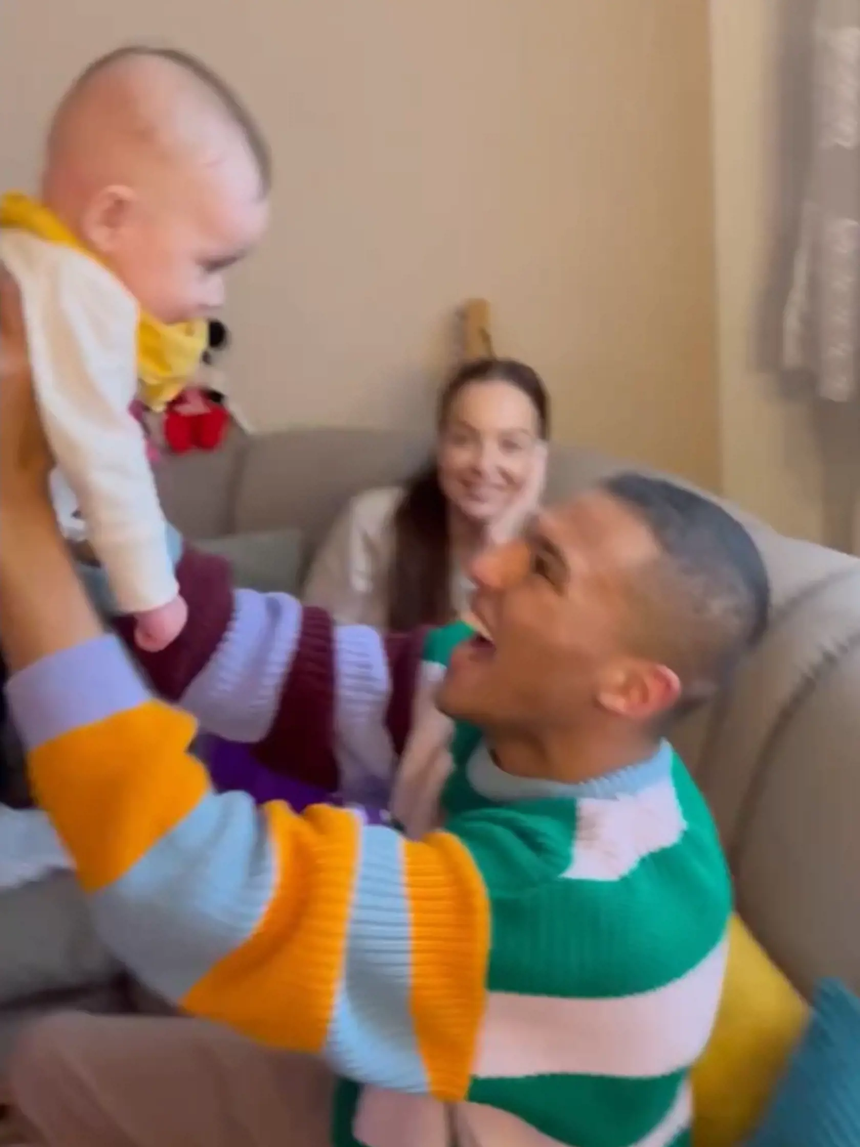 Zábery z videa k prvým narodeninám: Kolárovský a Nízlová s dcérou.
