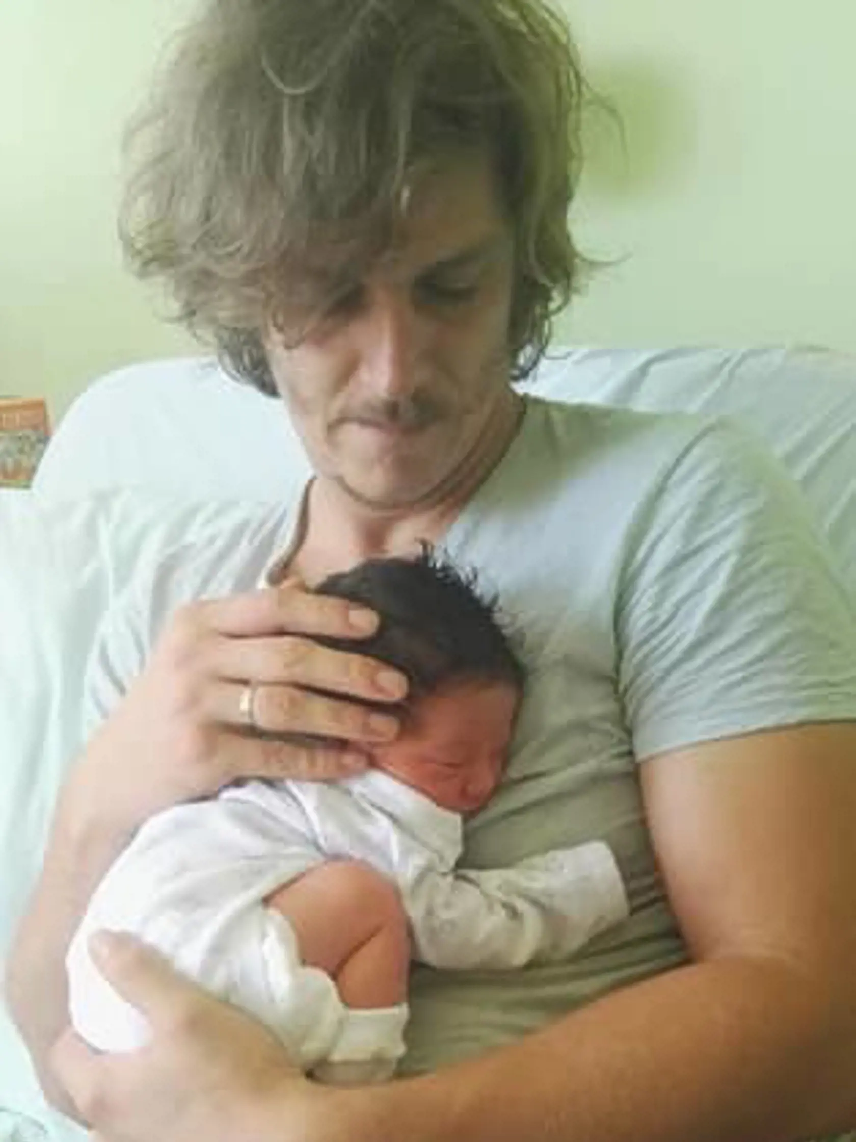 Manžel poslankyne Lucie Nicholsonovej Ďurišovej drží syna Jakuba so všetkou opatrnosťou.