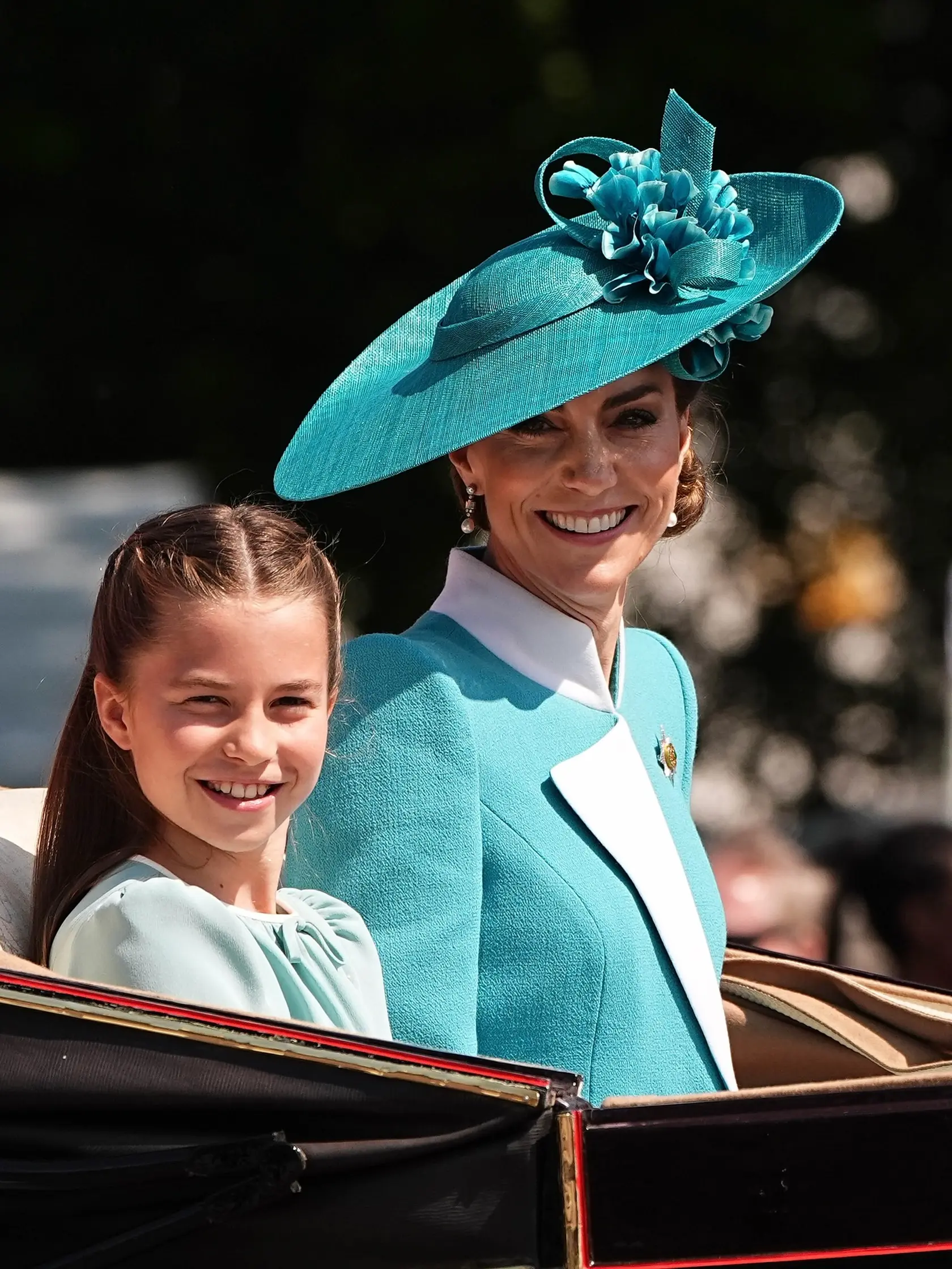 Princezná Kate na oslave narodenín kráľa Trooping the Colour v koči s dcérou Charlotte.
