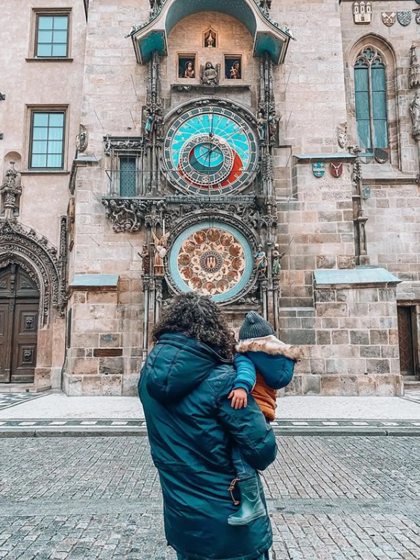 Šťastie je skutočné len vtedy, keď sa oň podelíte. Aj takto opísala túto vzácnu fotografiu šťastná mamina a manželka Ewa Farna. "Je zvláštne prejsť sa po Prahe a vidieť ju ľudoprázdnu, šedú, smutnú, zatvorené miesta, ktoré inak praskajú vo švíkoch," napísala. Napriek tomu si rodinka užila prechádzku na čerstvom vzduchu a je vidno, že im nič nechýba - majú predsa jeden druhého. Jej synček rastie ako z vody a z manžela sa vykľul starostlivý tatino.