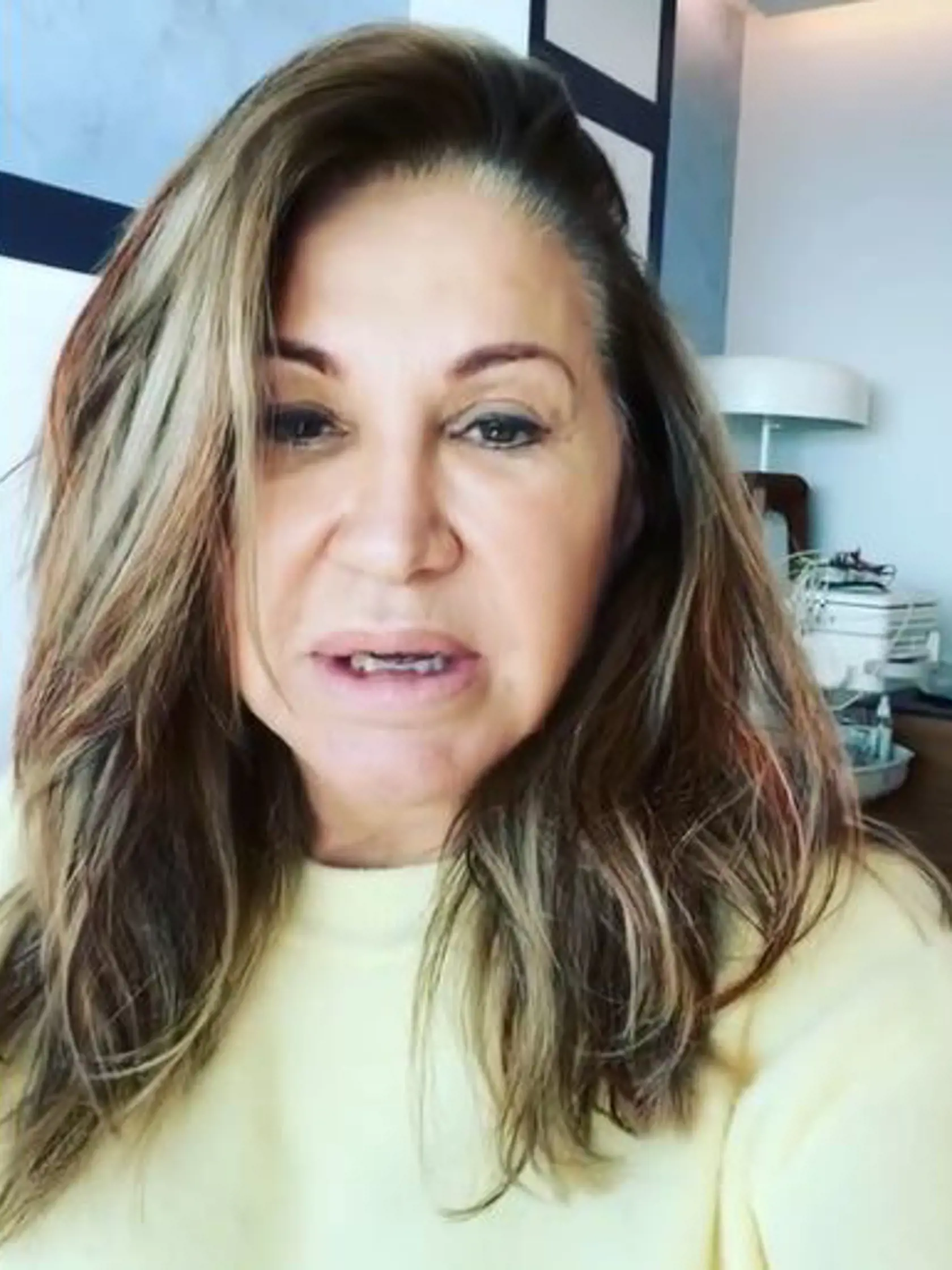 Na jej tvári sú viditeľné vrásky, pleť je ochabnutá a jej oči pôsobia opuchnuto. Milionárka bola pri tom už v minulosti kritizovaná za nadmerné používanie fotografických filtrov, ktorými si neuberala len vek, ale občas ak kilá navyše.