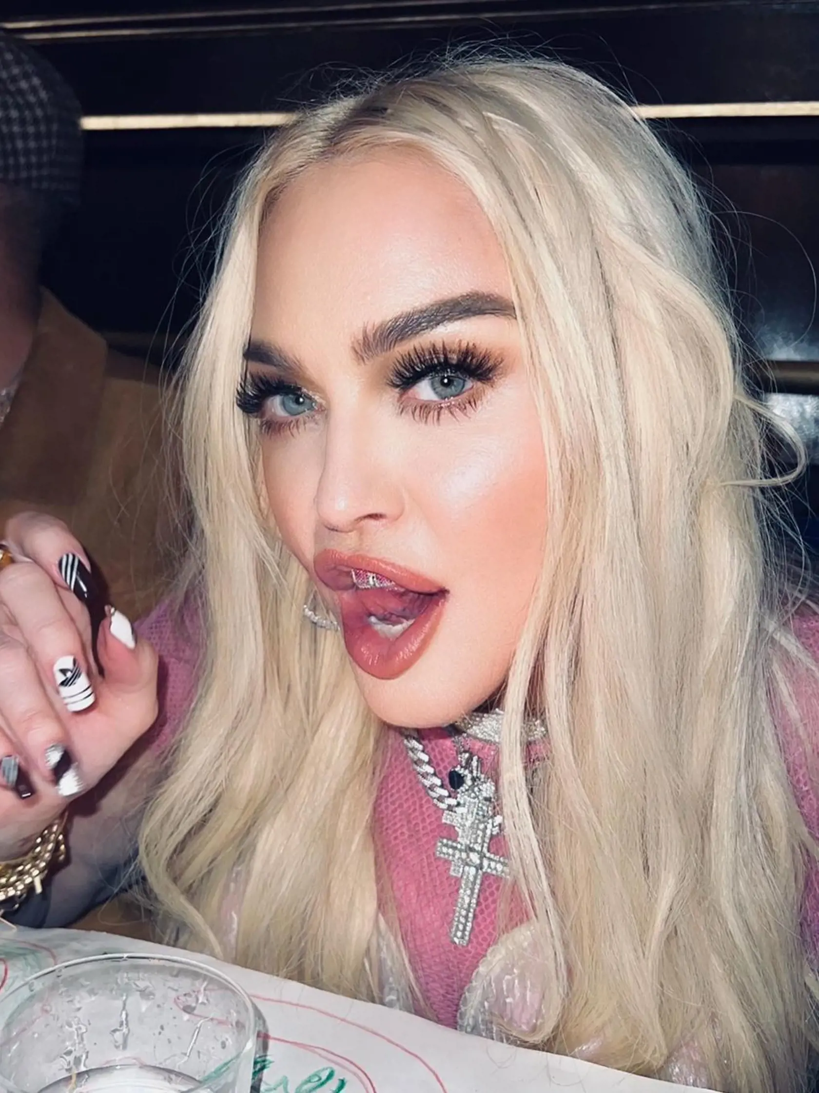 Madonna si užila divokú noc v spoločnosti mladých ľudí.