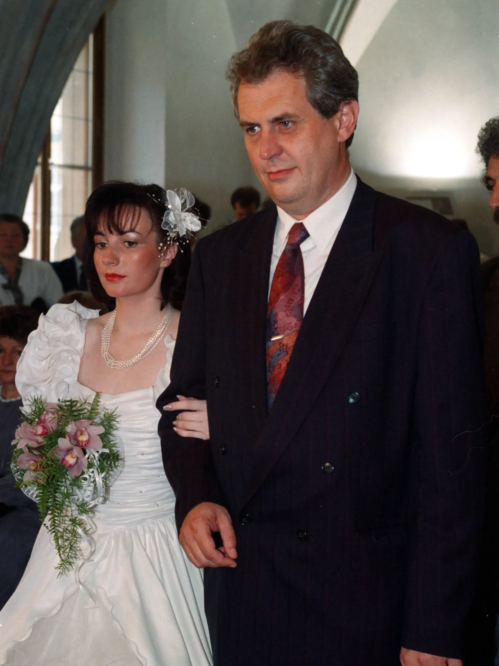 Miloš Zeman na svojej svadbe  s Ivanou Bednarčíkovou, zobrala si ho už ako rozvedeného muža.