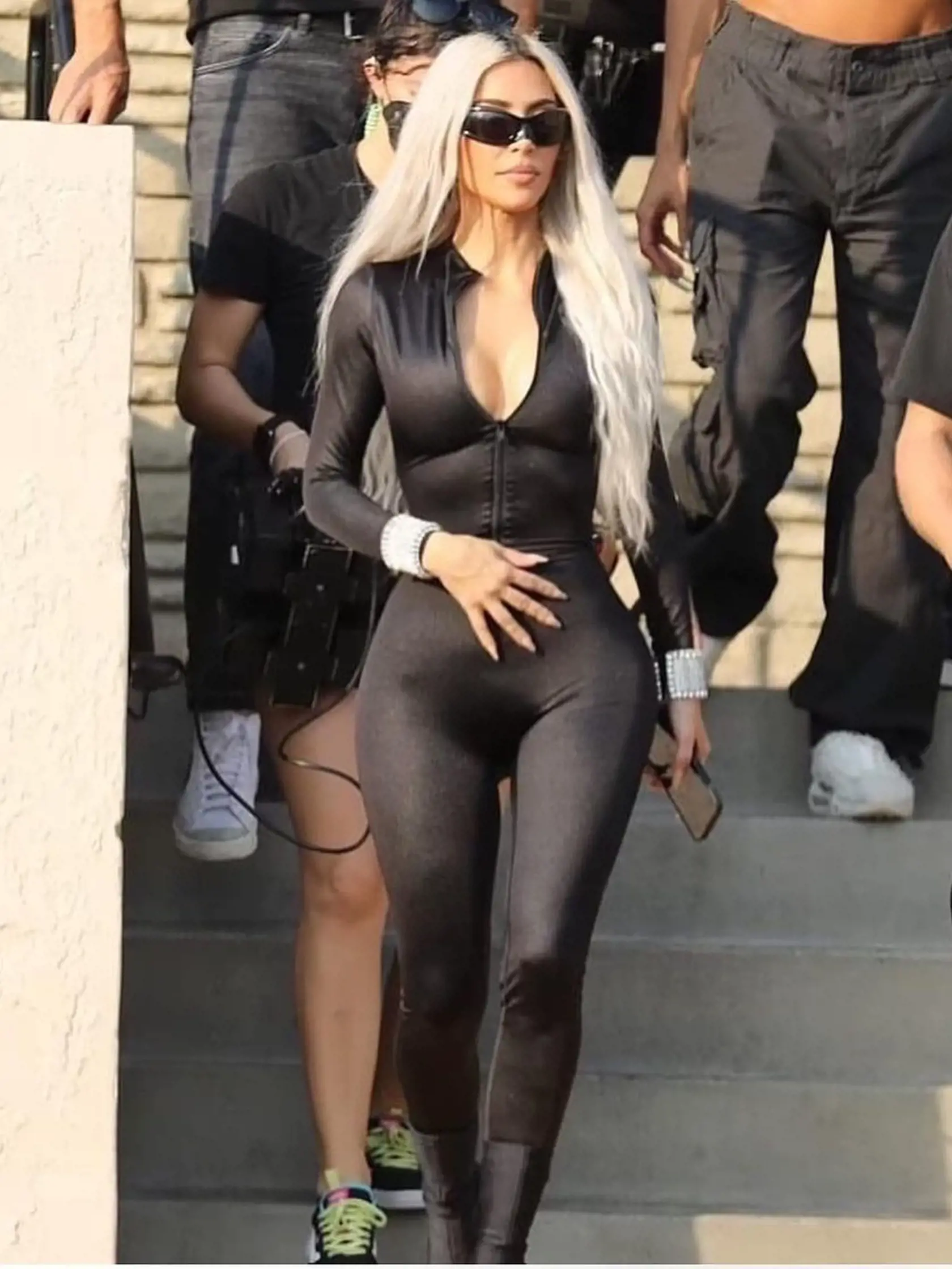Kim Kardashian sa ukázala v extrémne úzkom overale.