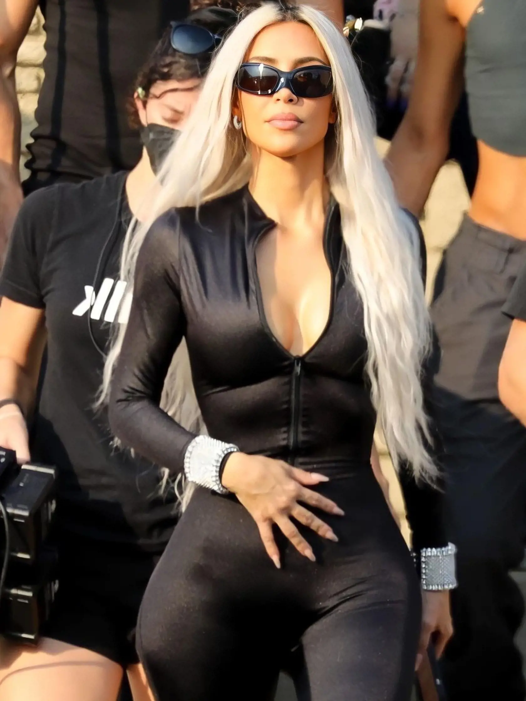 Kim Kardashian sa ukázala v extrémne úzkom overale.
