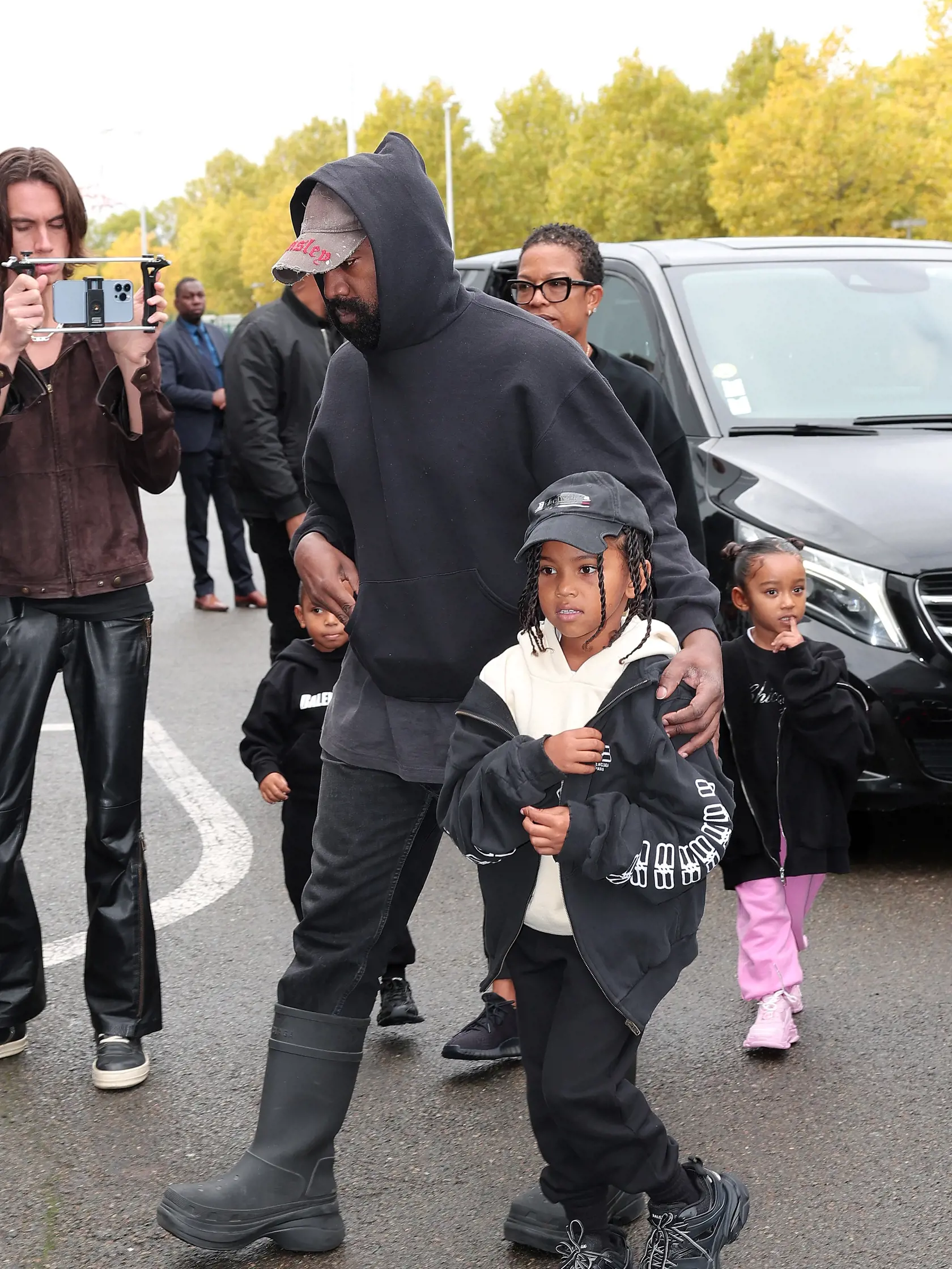 S bývalou manželkou Kim Kardashian má hudobník 4 deti.