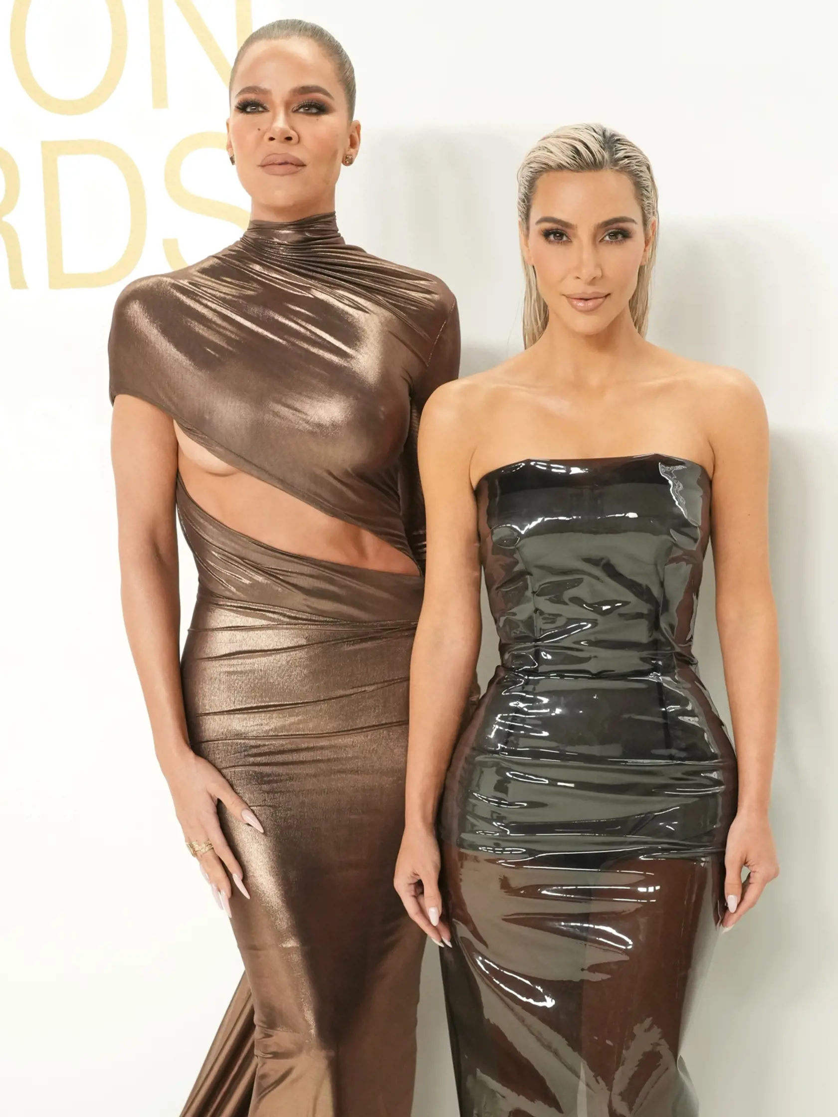 Modelka Khloe Kardashian a jej sestra, podnikateľka Kim Kardashian, si na udalosti CFDA Fashion Awards, ktorá sa konala v New Yorku, viac ako rozumeli.