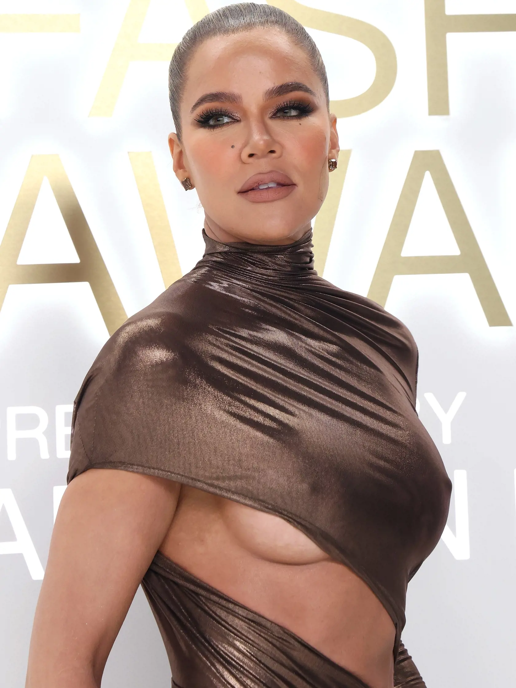 Khloe Kardashian ukázala v sexi šatách svoju vypracovanú postavu. Jej dekolt a odvážny strih šiat pútali pozornosť.