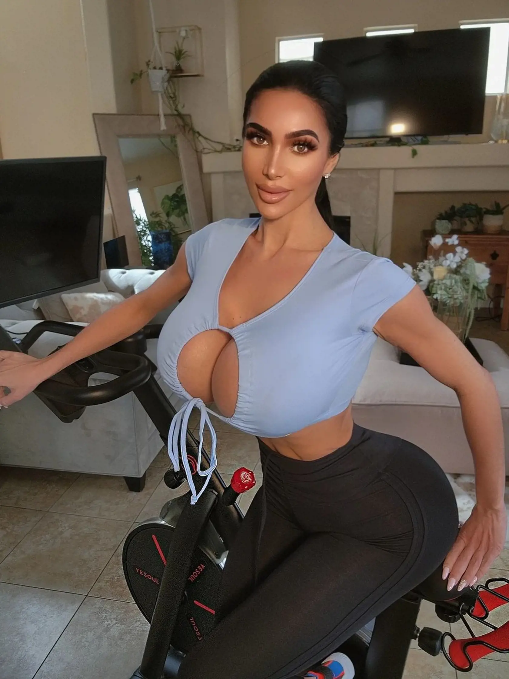 Ashten bola dvojníčkou Kim Kardashian.