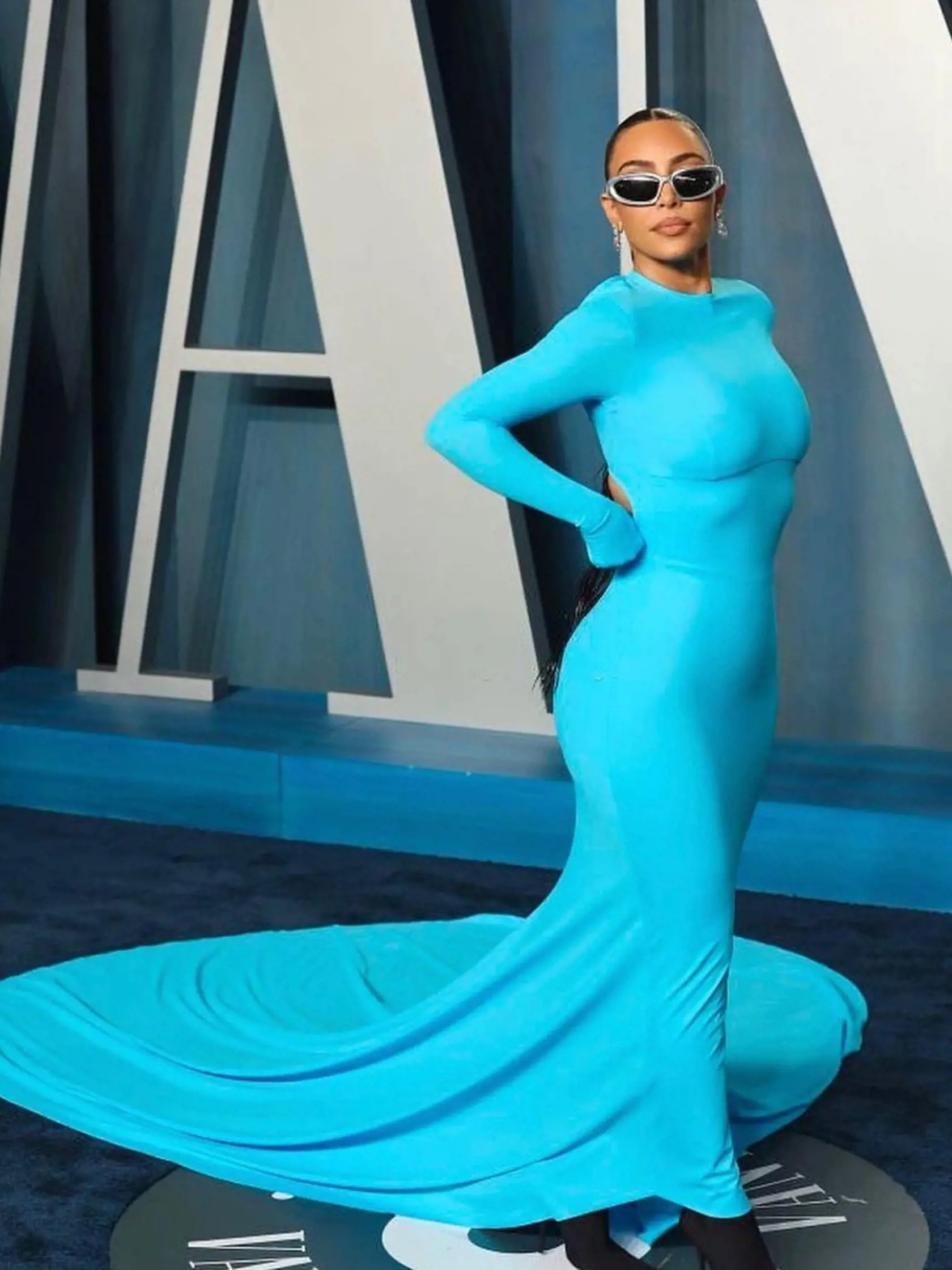Kim Kardashian celá v modrom...Vyzerá ako mimozemšťanka.