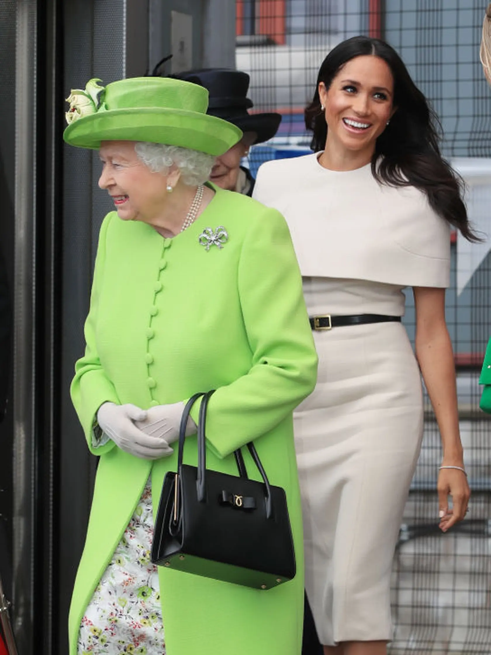 Meghan Markle na archívnej snímke s Alžbetou, keď ešte kráľovná netušila, čo herečka v ich rodine spôsobí.