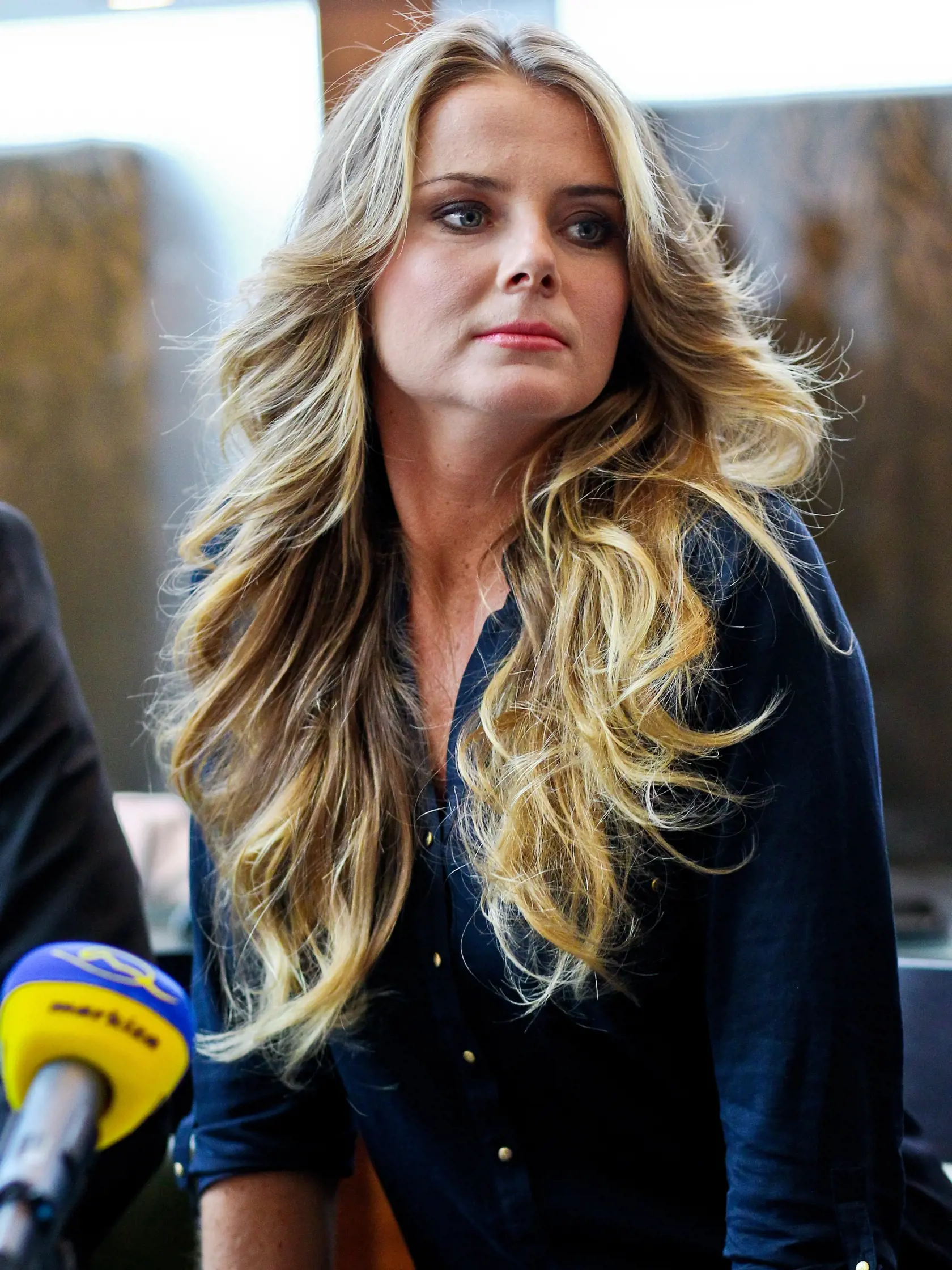 Slovenska tenistka Daniela Hantuchova predstavila na tlacovej konferenci svoj novy kalendar pre rok 2014 a kolekciu sportoveho oblecenia, z predaja ktorych financne prostriedky poputuju na podporu Zakladnej skoly Dudova v Bratislave.